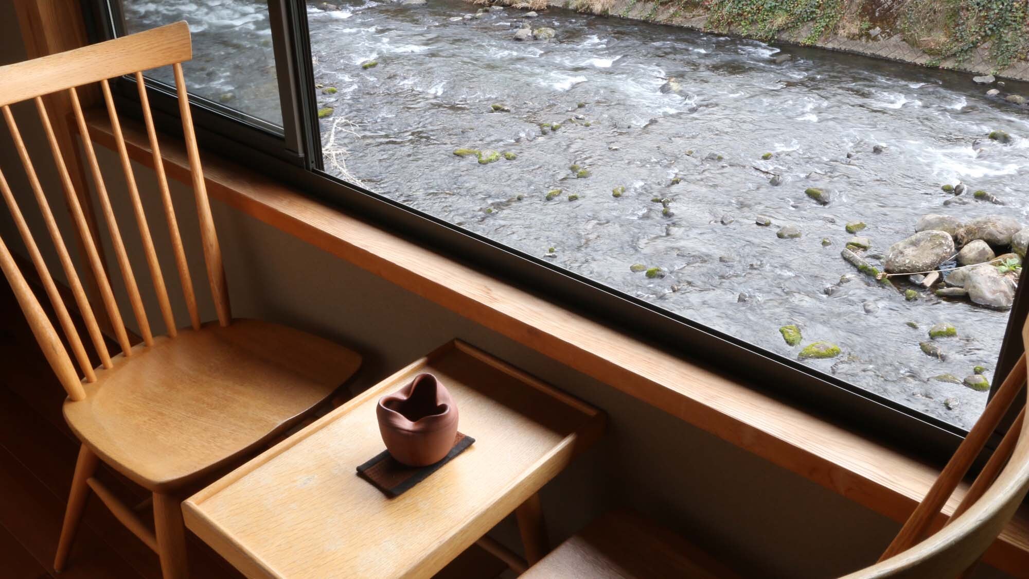 [Pemandangan dari kamar bergaya Jepang seluas 10 tatami] Nikmati waktu yang nyaman di kamar tamu yang menghadap ke Sungai Seri, sambil mendengarkan gemericik aliran sungai.