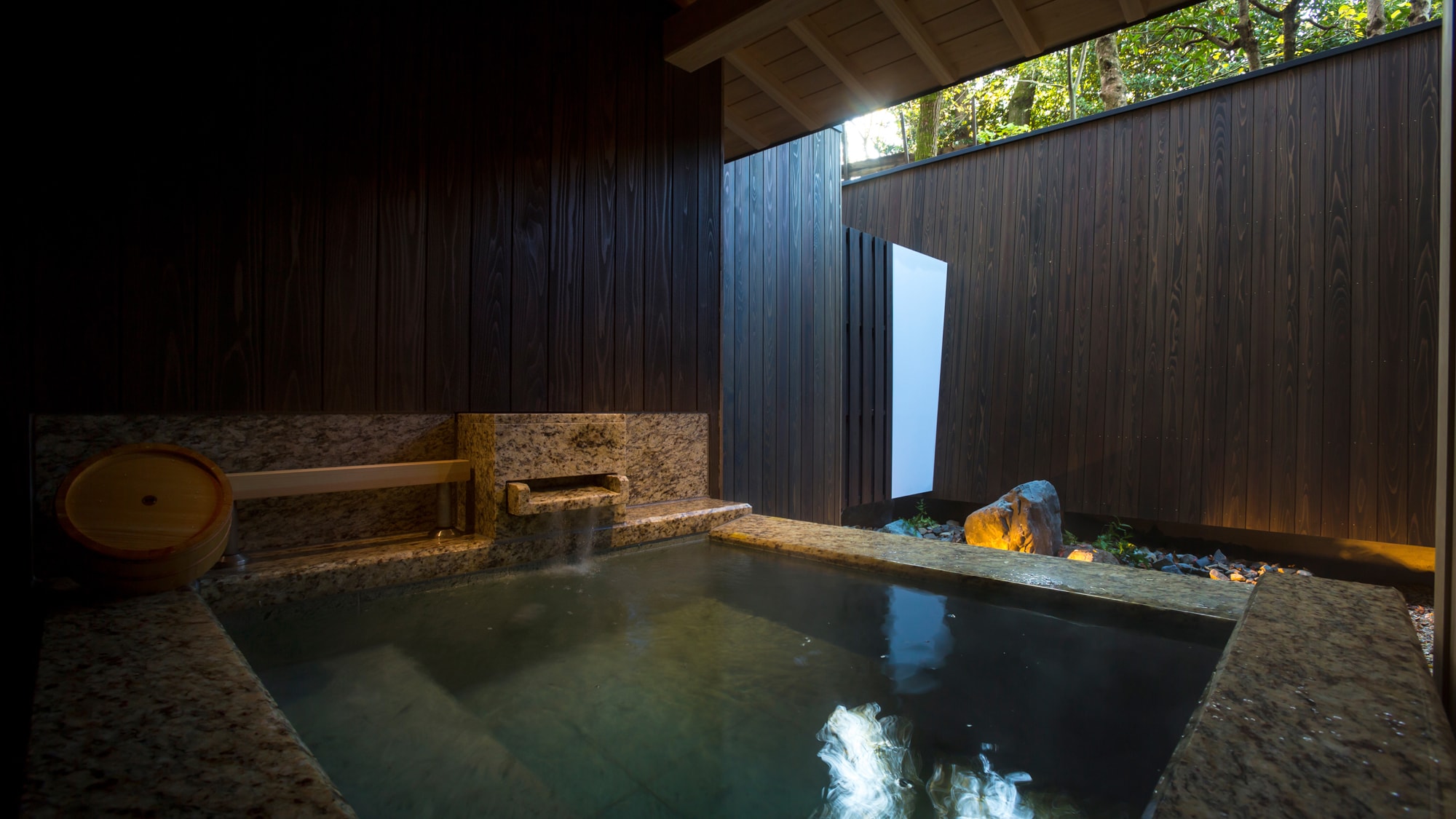 Japanese-style twin B with open-air bath terrace and inner garden