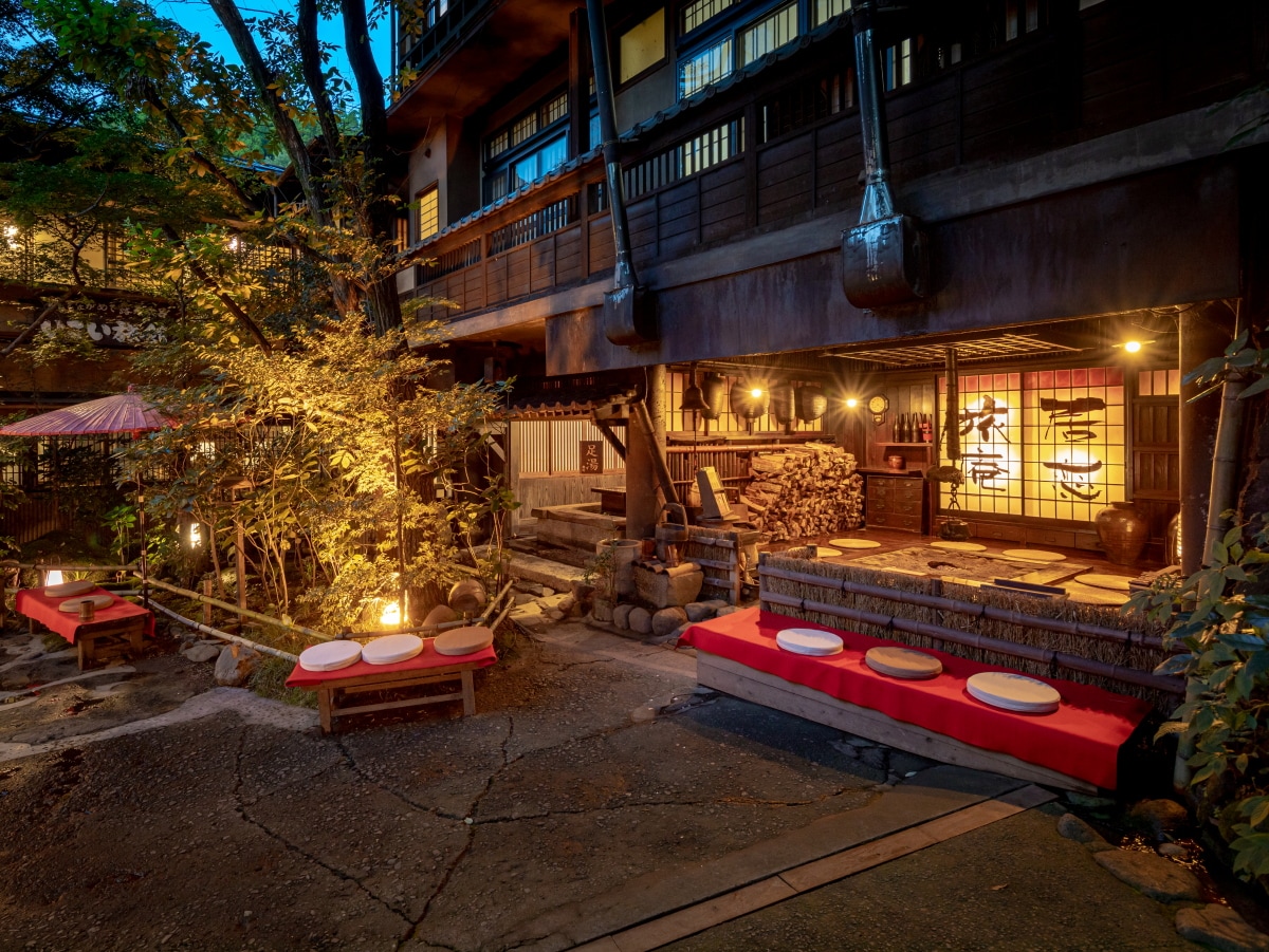 It is an irori in front of the entrance. From here, "love" begins.
