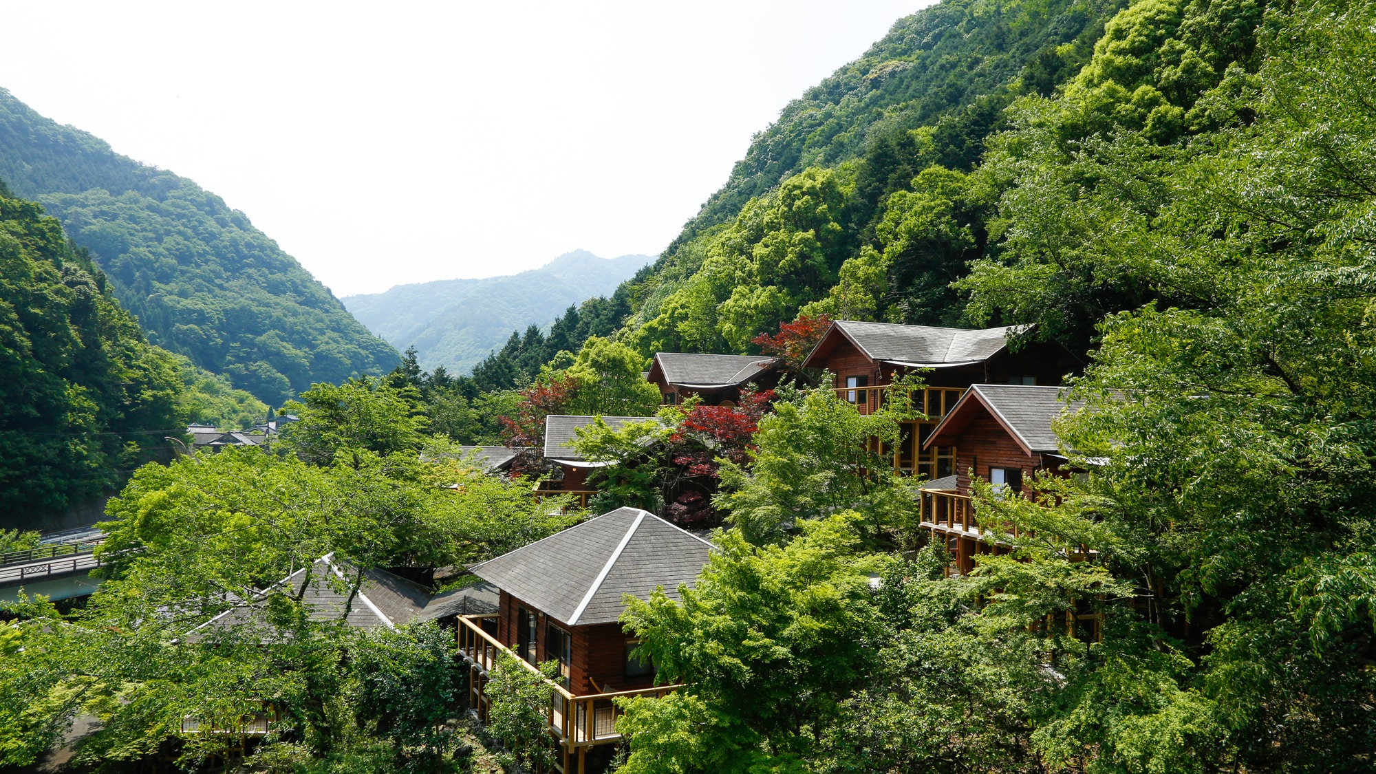 Taking advantage of the slopes of the mountains, the scent of the mountains reaches the spacious terrace, Satoyama Hutte.