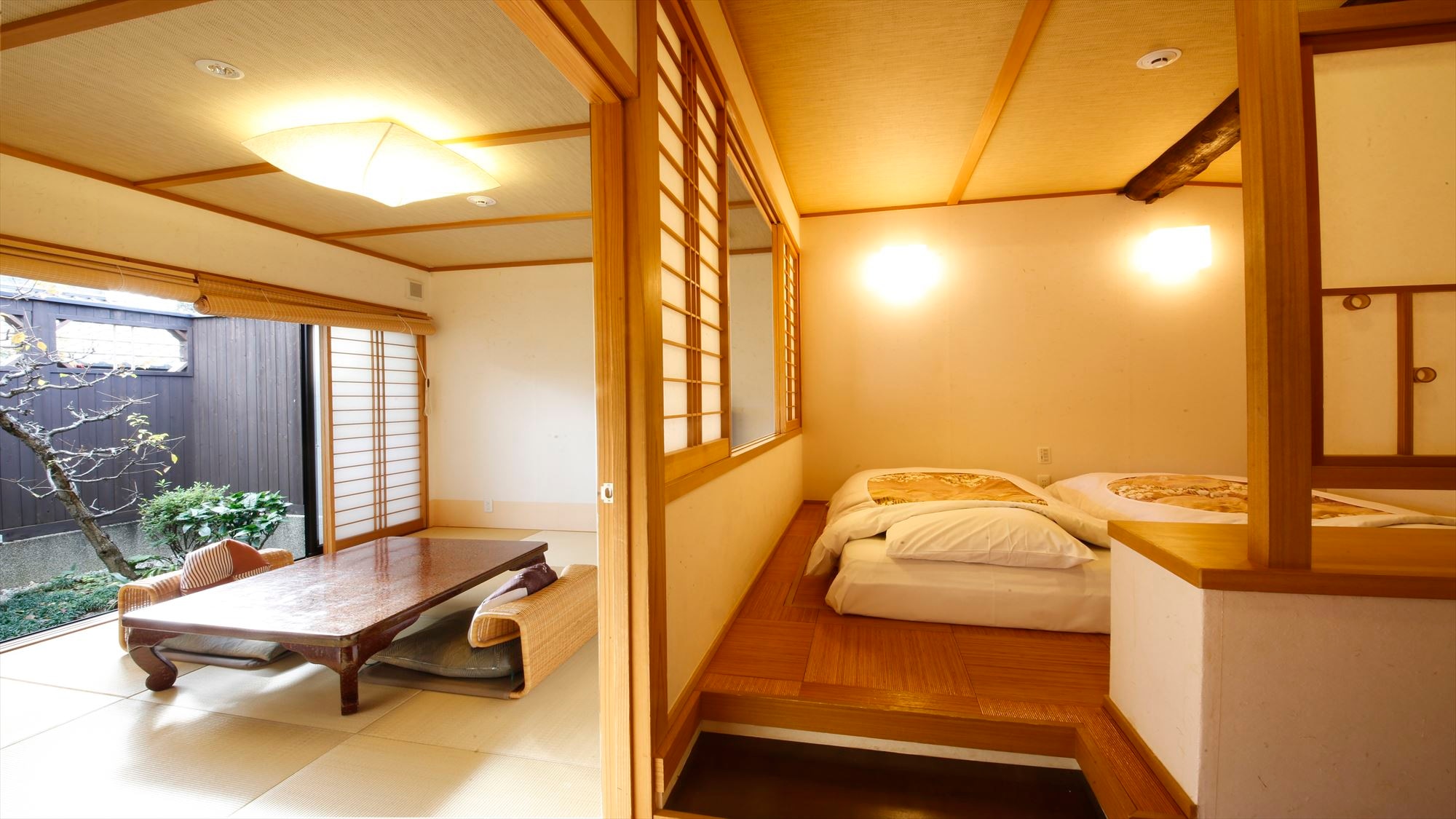 Kanaru Sanso是一間帶露天梅花浴的房間。這是一個12榻榻米的房間，分為兩個房間。