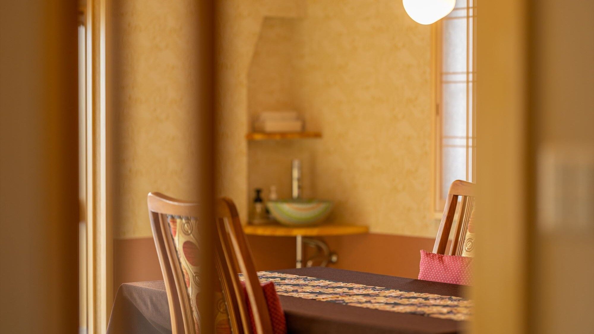 [Kawazuzakura 1st floor] Meals are served in your room! Enjoy the ever-changing scenery outside in this spacious dining room.