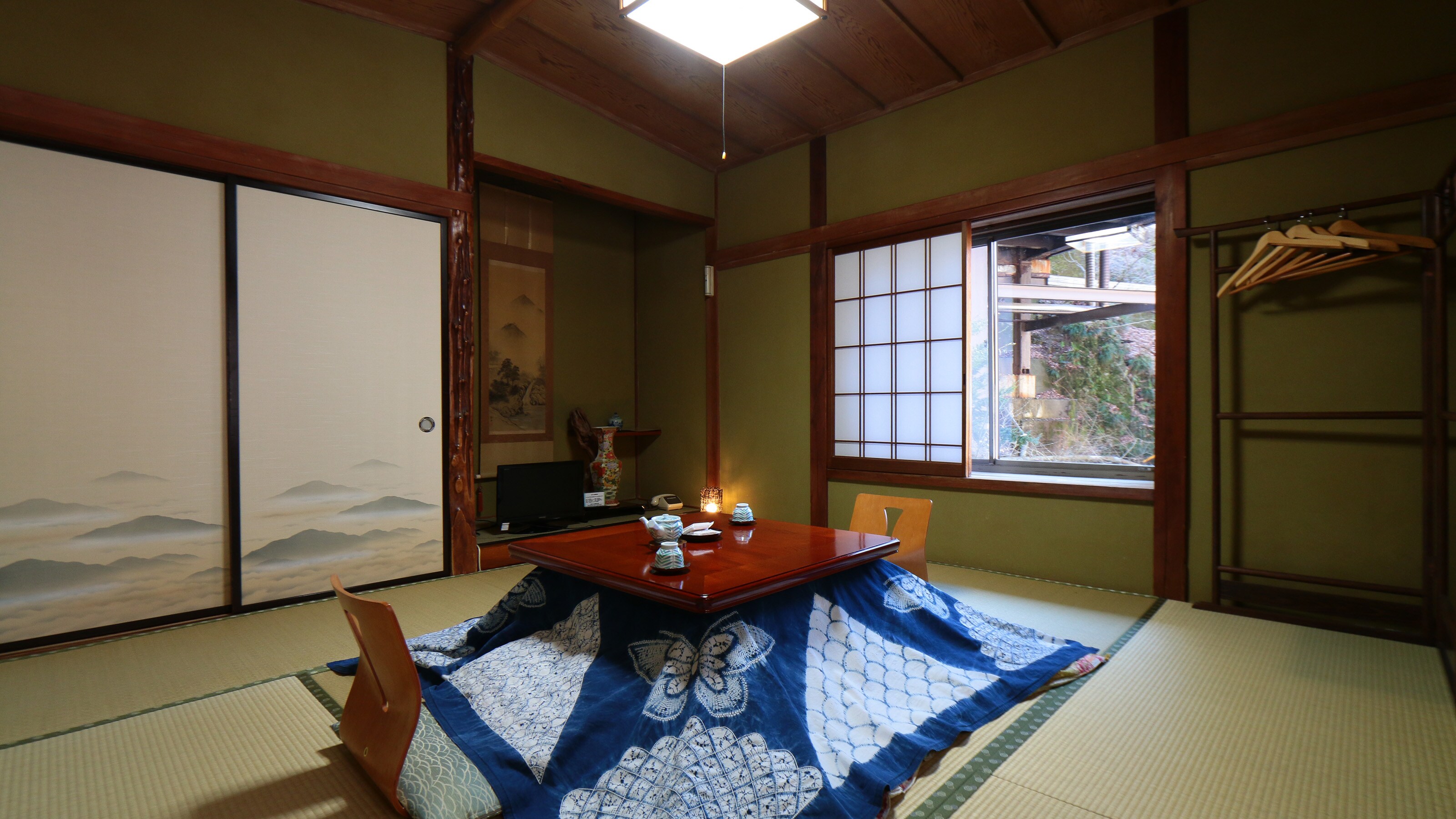 There is a kotatsu in the cold season.