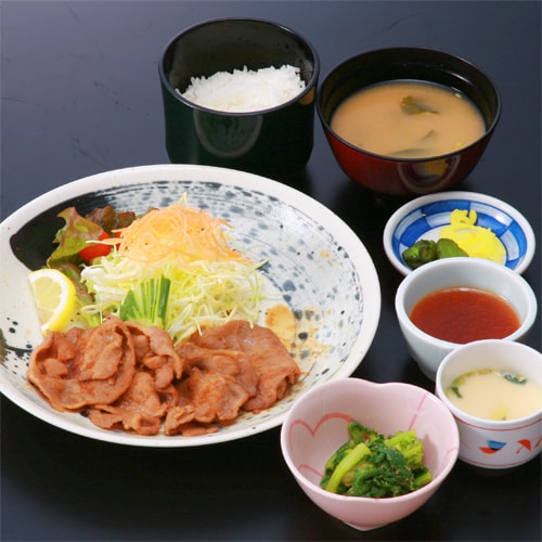 You can choose from 4 main set meal plans ♪ Pork ginger set meal !!
