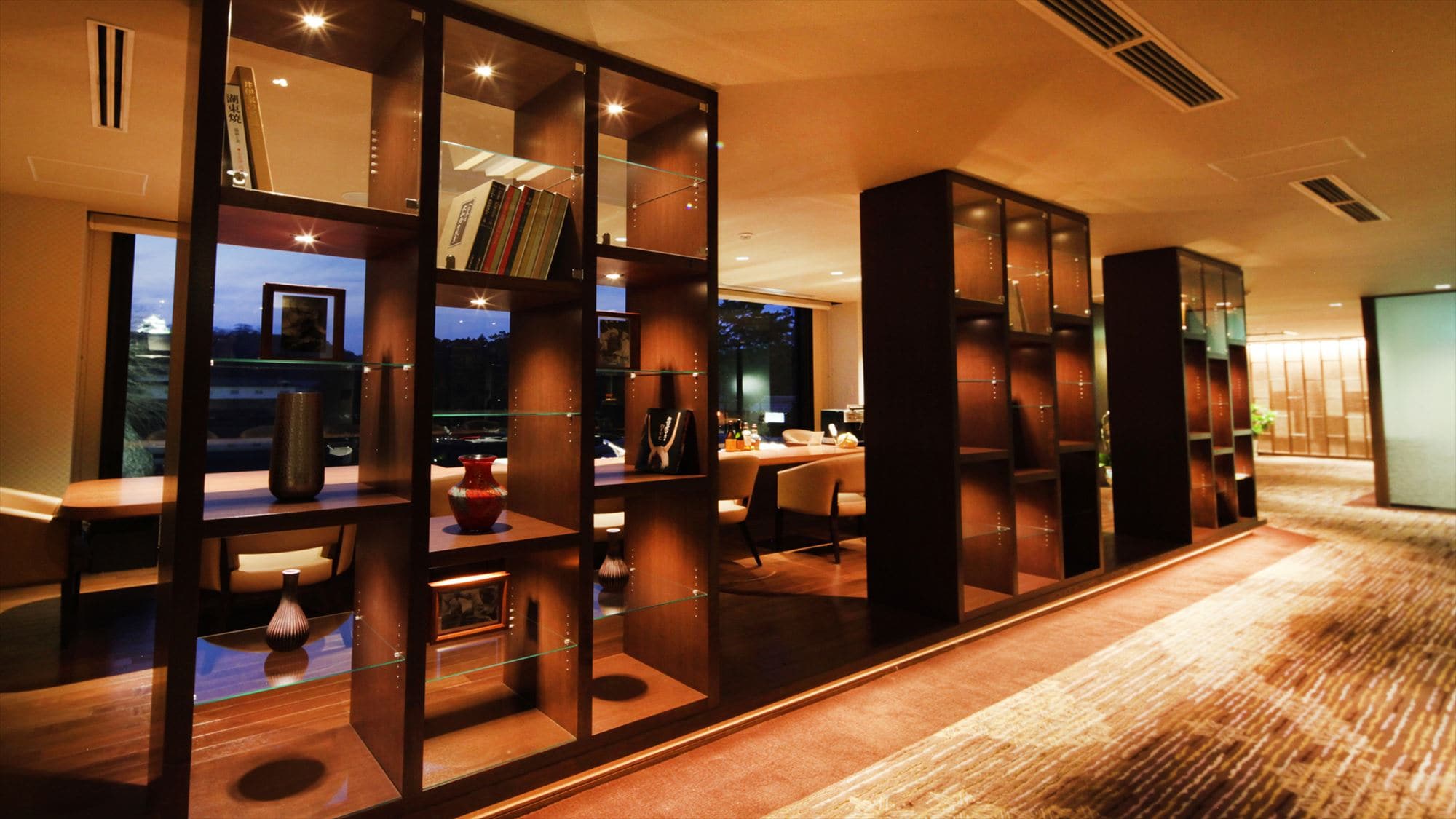 Library lounge / A space where you can relax and cherish your private time.