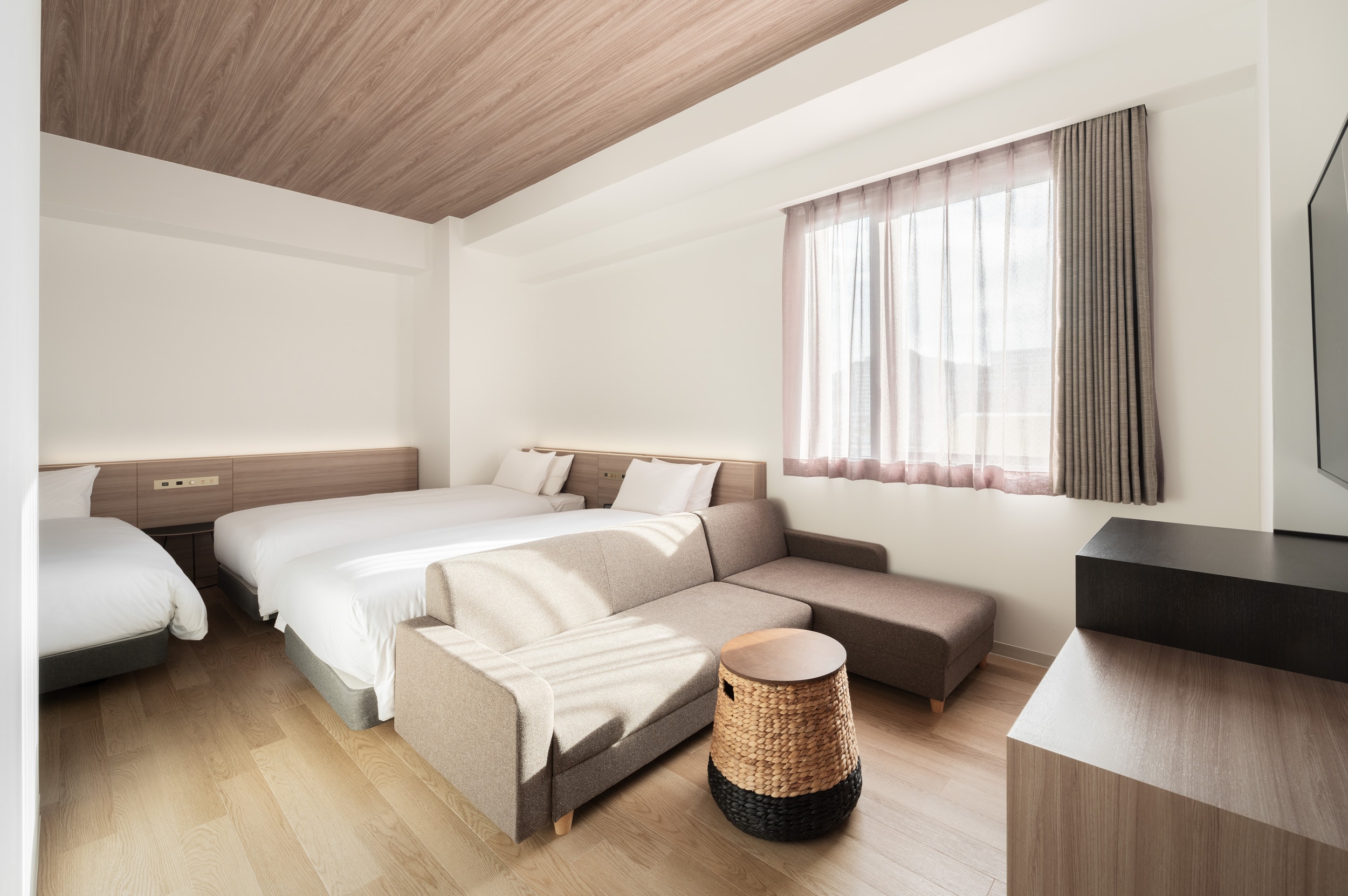 Force room (140cm & times; 1 unit, 100cm & times; 2 units) with sofa. You can also enjoy watching movies.