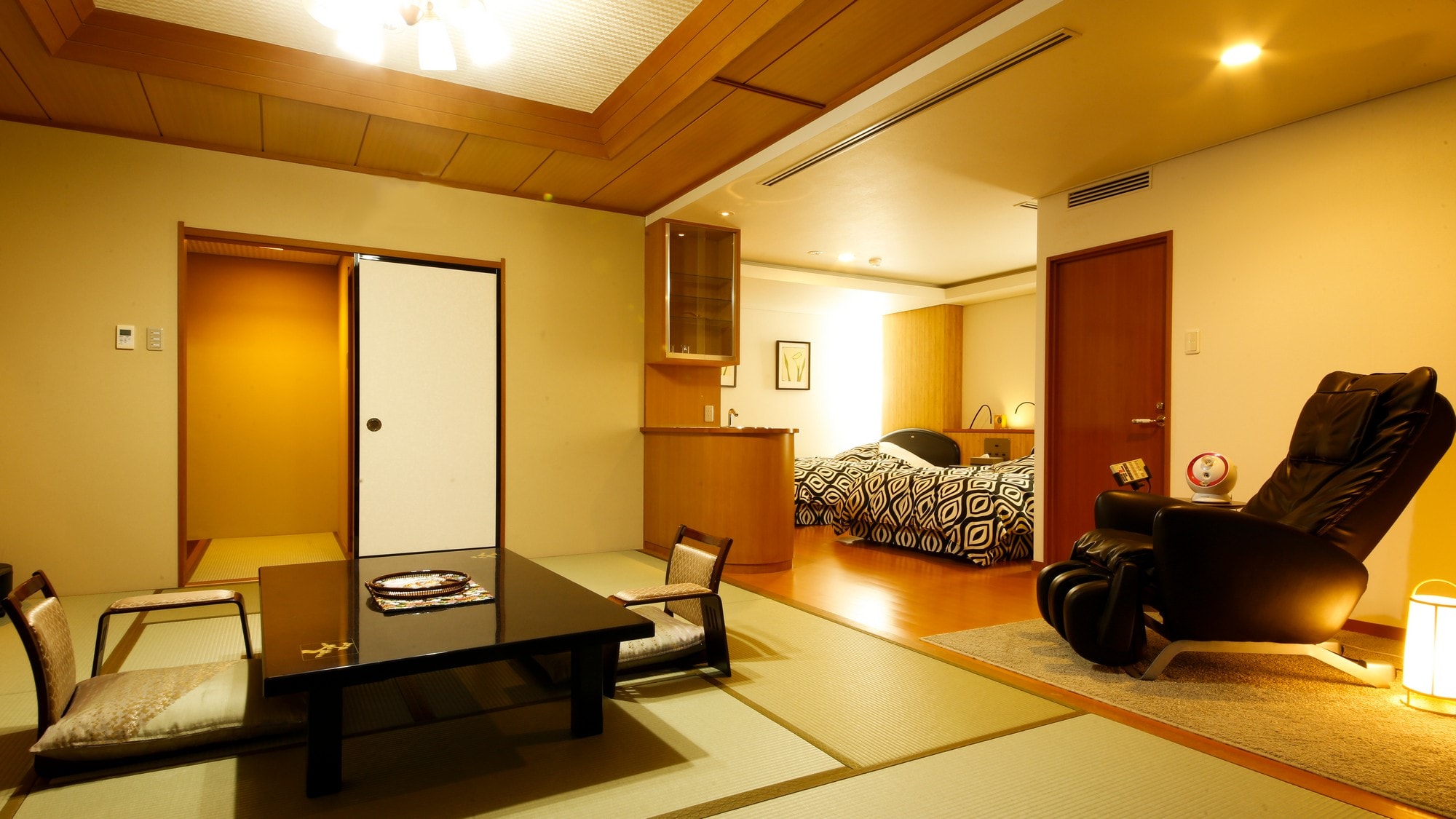 Suite dengan pemandian terbuka kamar bergaya Jepang-Barat-pemandangan Panorama menghadap ke kota sumber air panas.Dua tempat tidur besar di kamar tidur. Kursi pijat