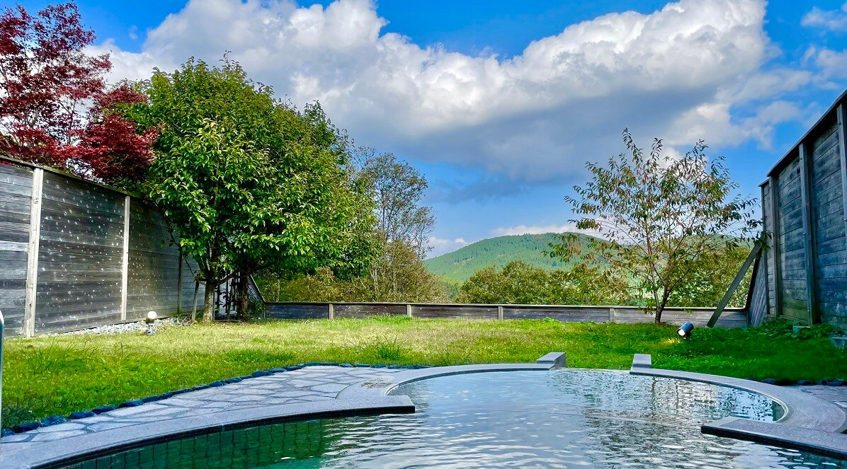 Open-air observation bath