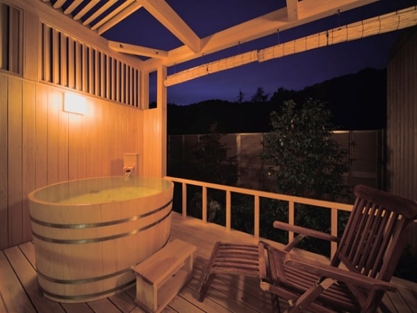 The guest room has an open-air bath. You can also enjoy a cypress bath in your room.