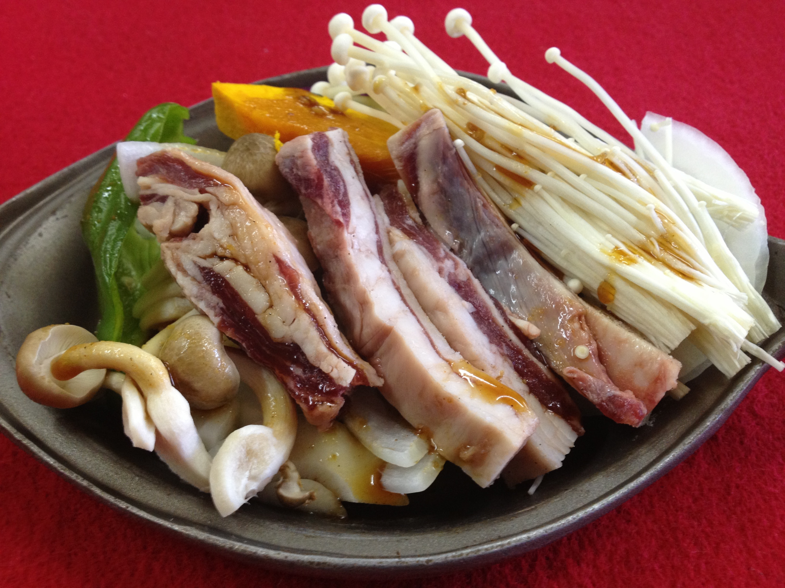 Shinshu Togakushi Gibier (venison) grilled on a ceramic plate