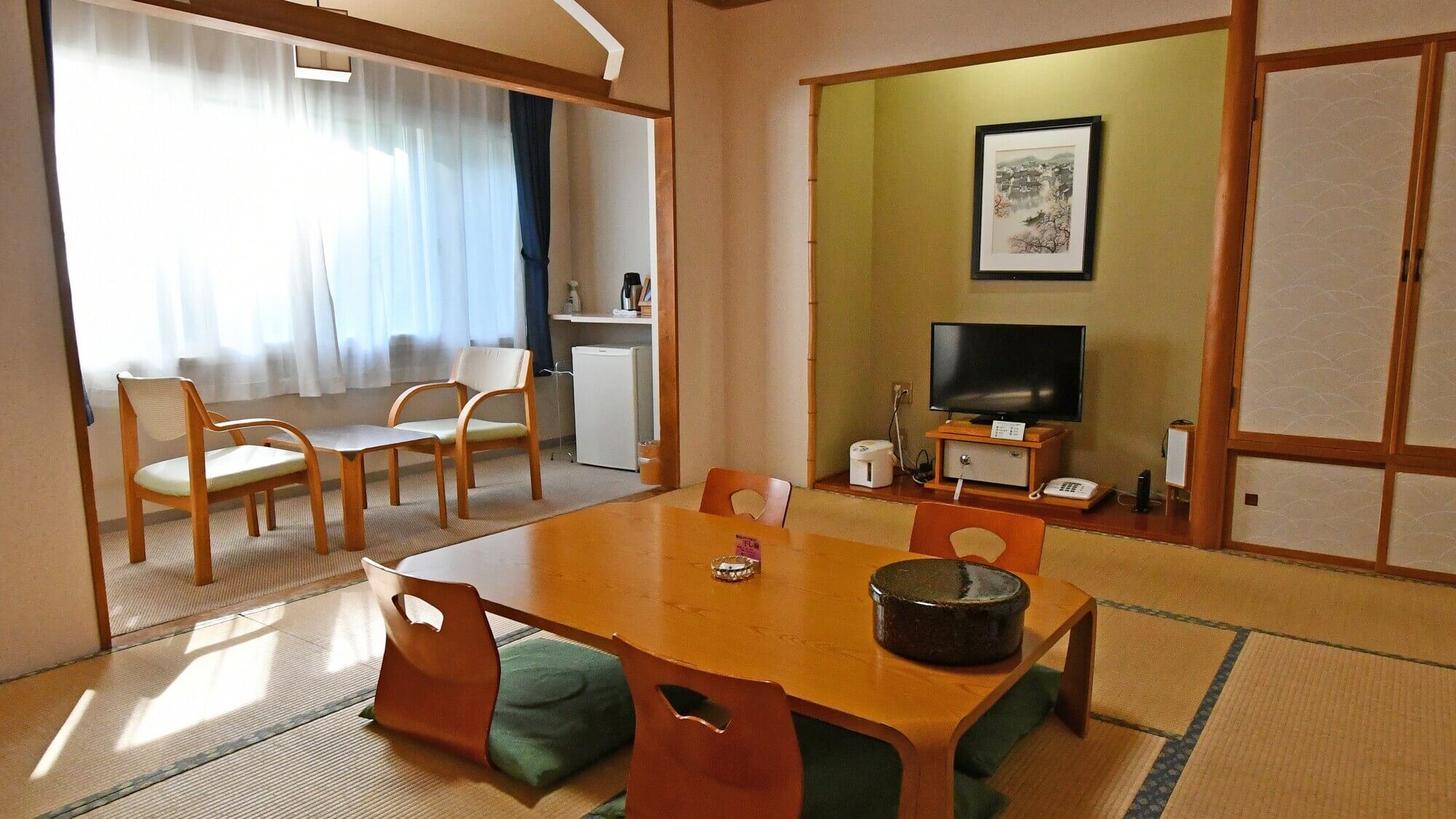 [Basic Japanese-style room] A 10-tatami Japanese-style room where you can relax in the scent of tatami. The simple design makes it ideal for families or groups.