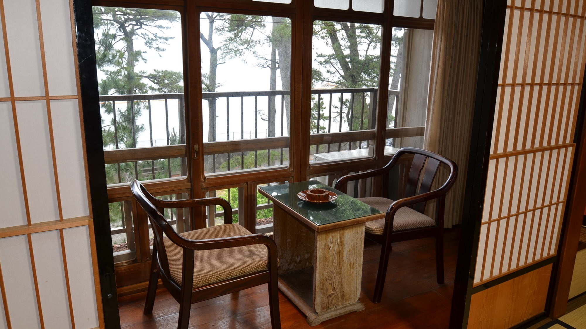 *[Main building: 3rd floor ocean-facing Japanese-style room (example)] From the ocean-facing window you can see the tall pine trees and a panoramic view of Ise Bay.