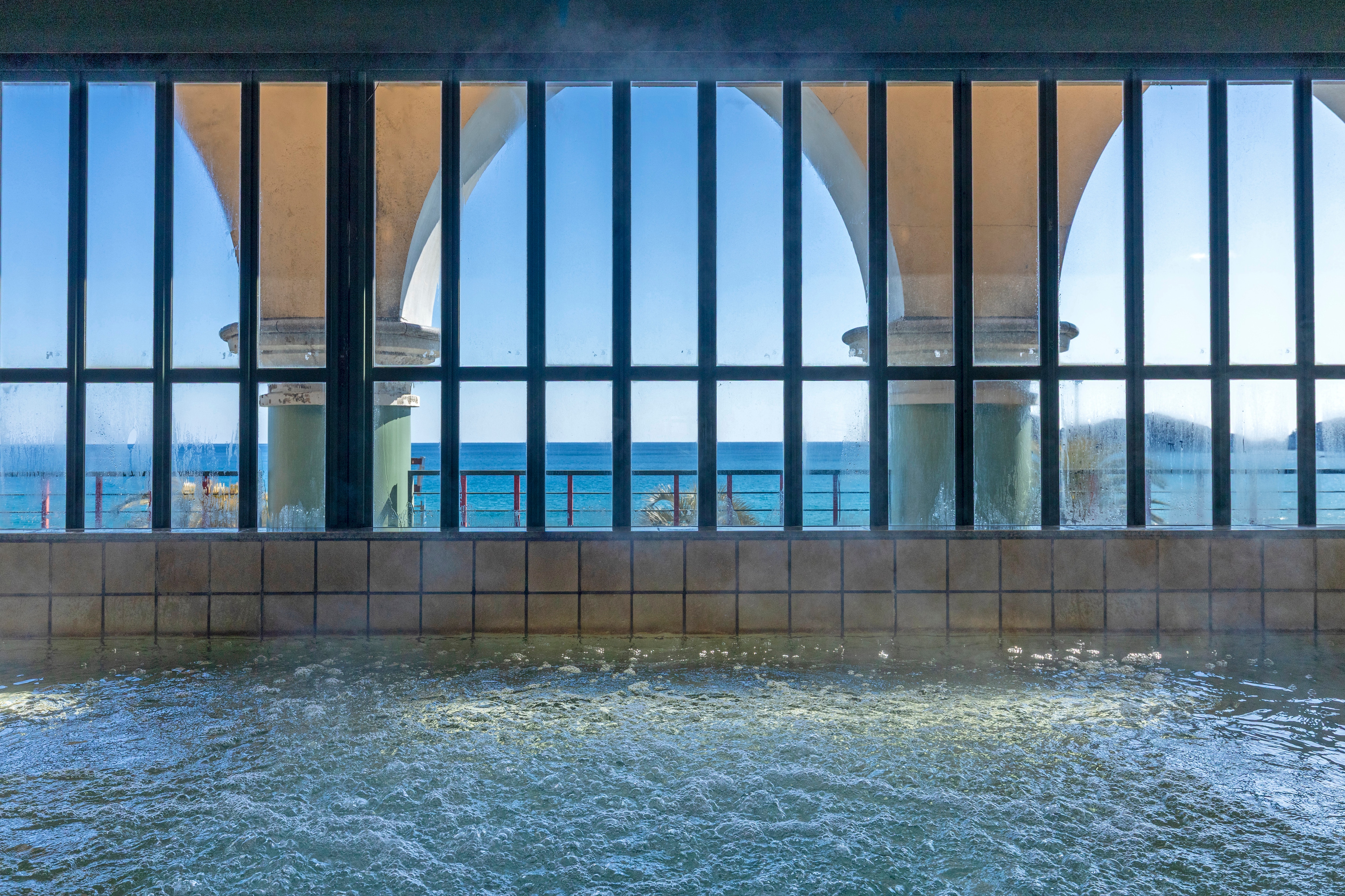 ห้องอาบน้ำสาธารณะแบบพาโนรามา: ผ่อนคลายและเพลิดเพลินไปกับทัศนียภาพของมหาสมุทรแปซิฟิก