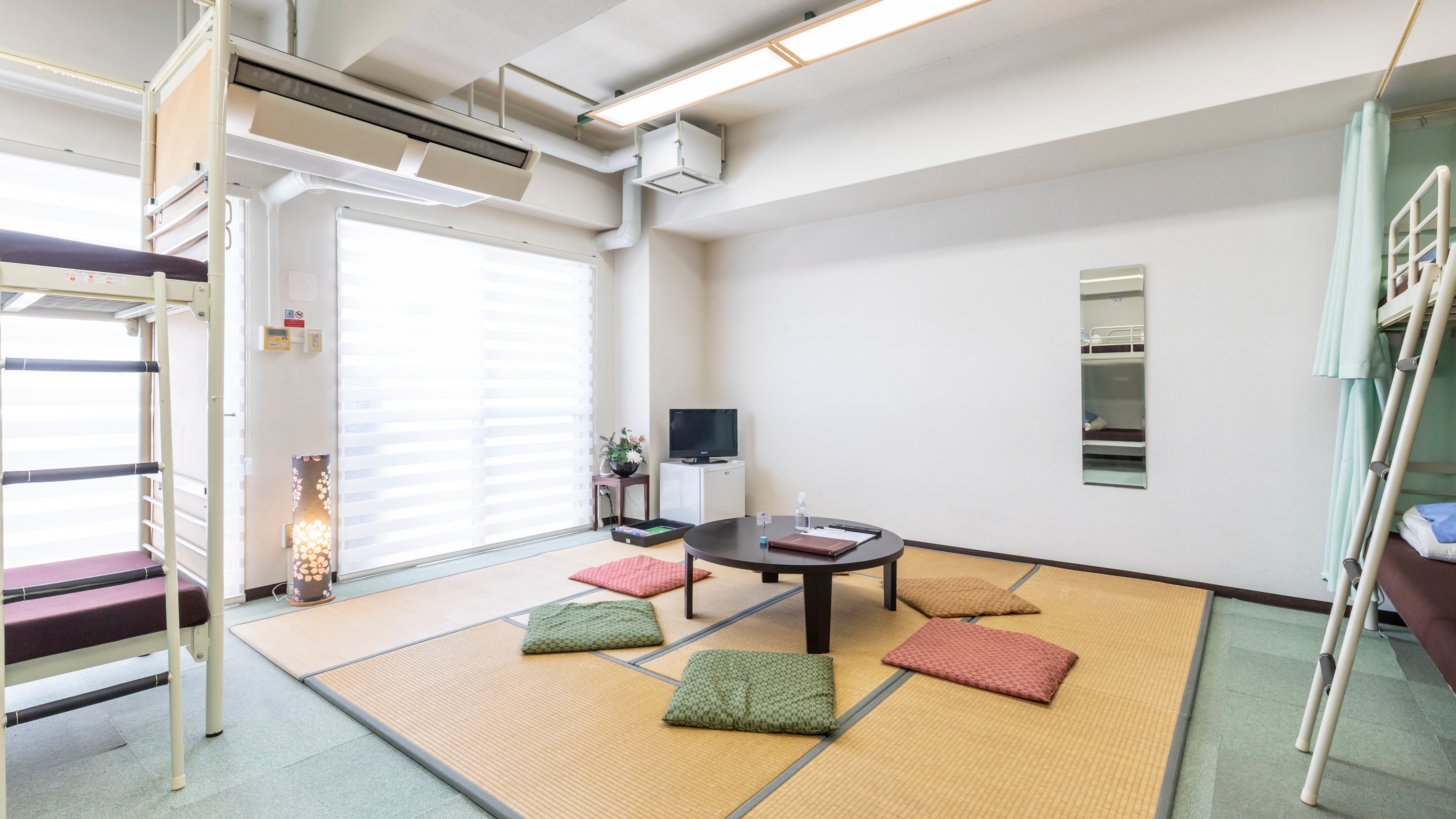 [Non-smoking] Japanese-Western style room for 1 to 8 people (bunk beds) (shared bathroom and toilet)