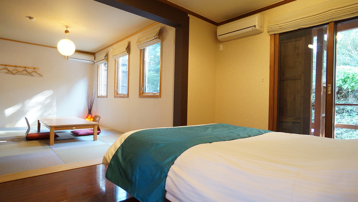 [1F] Guest room with double bed and cypress open-air bath