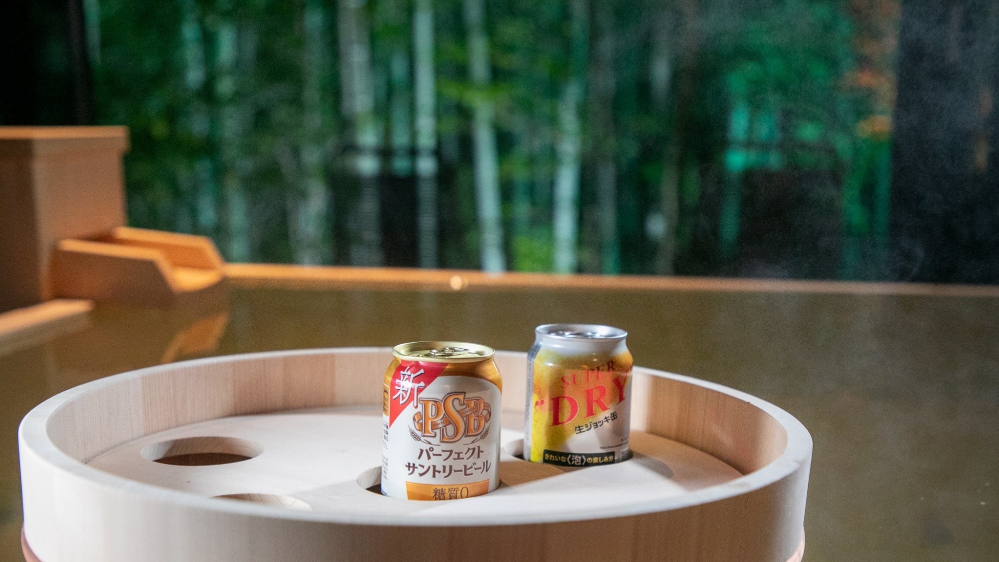 Bạn có thể tận hưởng bồn tắm ngoài trời trong khi uống rượu sake trong "bồn tắm xả sake" (Shion)