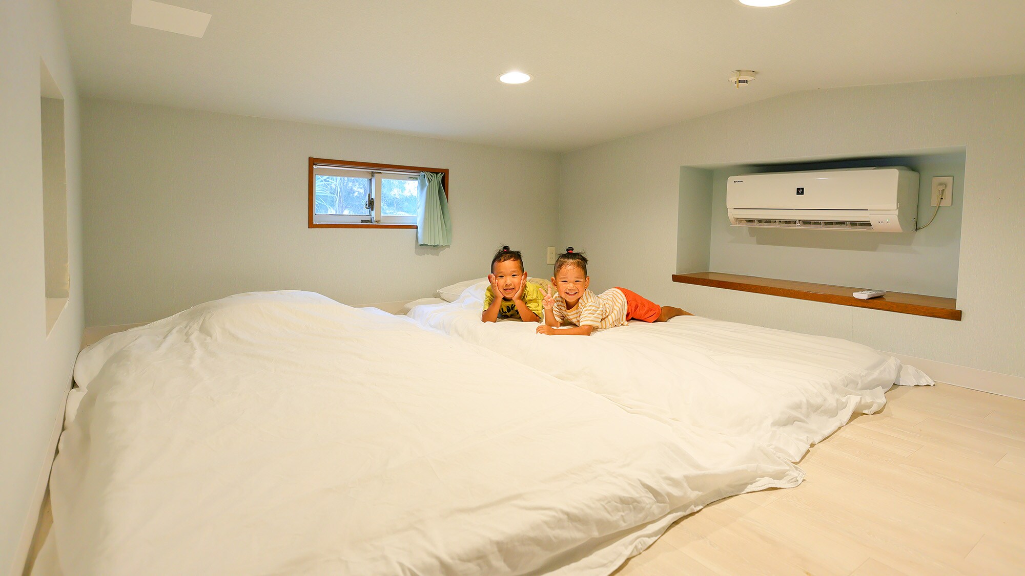 ・[Royal] Equipped with small windows and air conditioning, you can enjoy an open and comfortable stay.