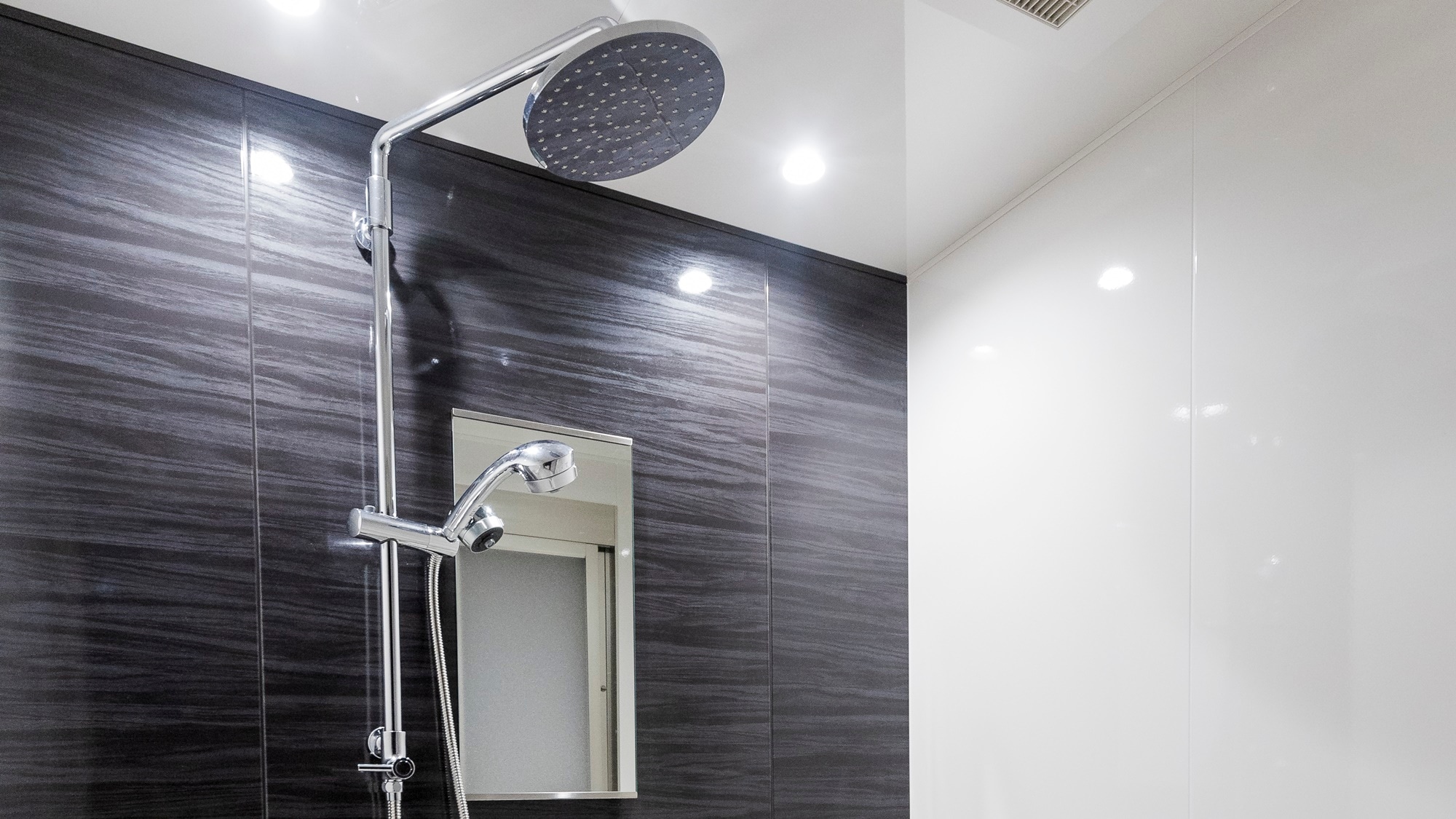 * [Contoh kamar tamu] Kamar bergaya Barat dengan fasilitas bebas hambatan juga memiliki kamar mandi.