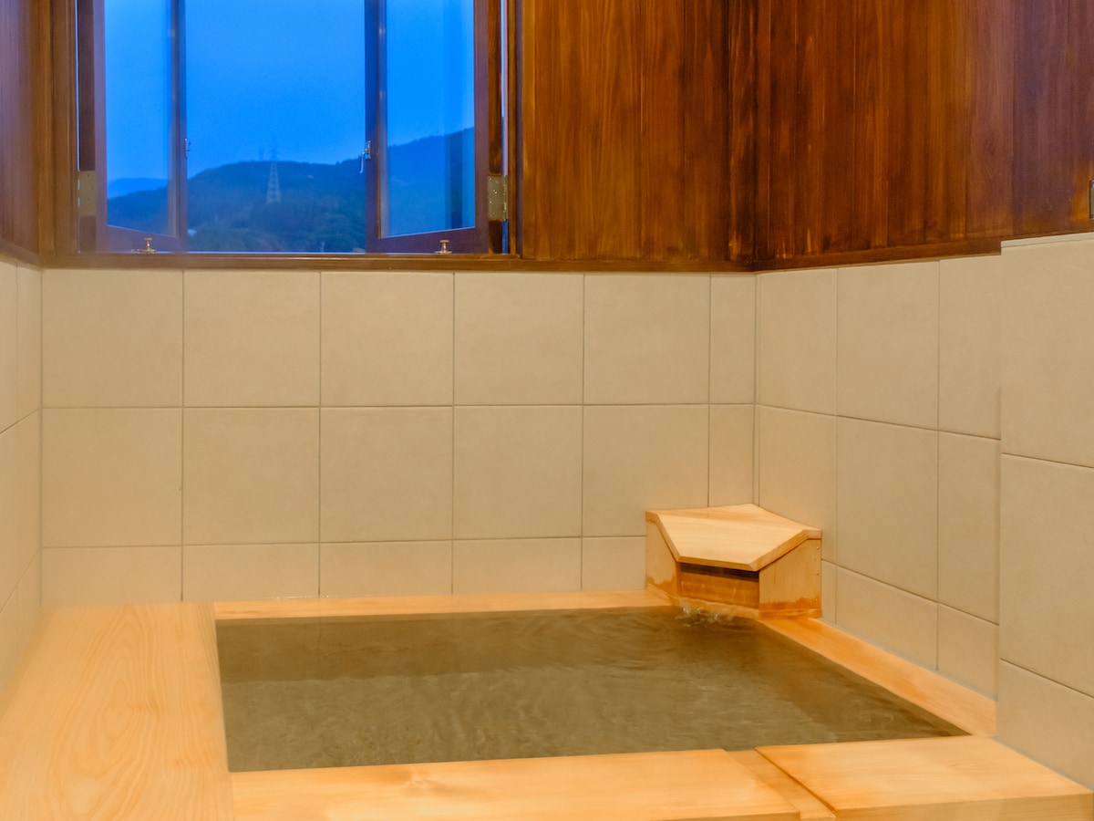 [Japanese-Western room with semi-open-air bath - Hamamomen -] A semi-open-air bath where you can enjoy the source of Ureshino Onsen