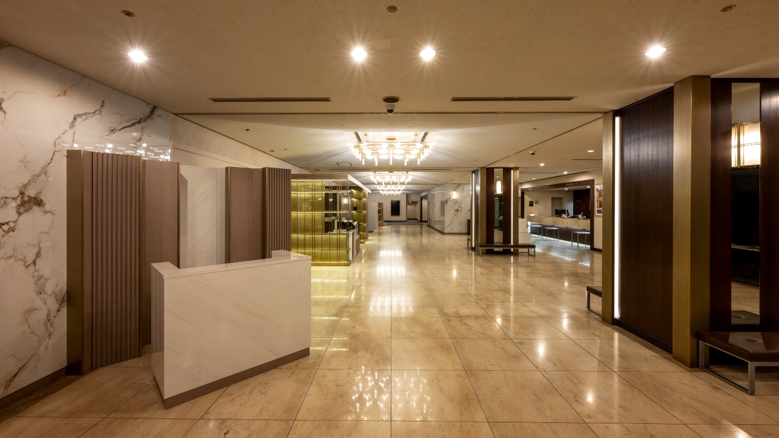 [1F Lobby] We welcome you with warm lighting.