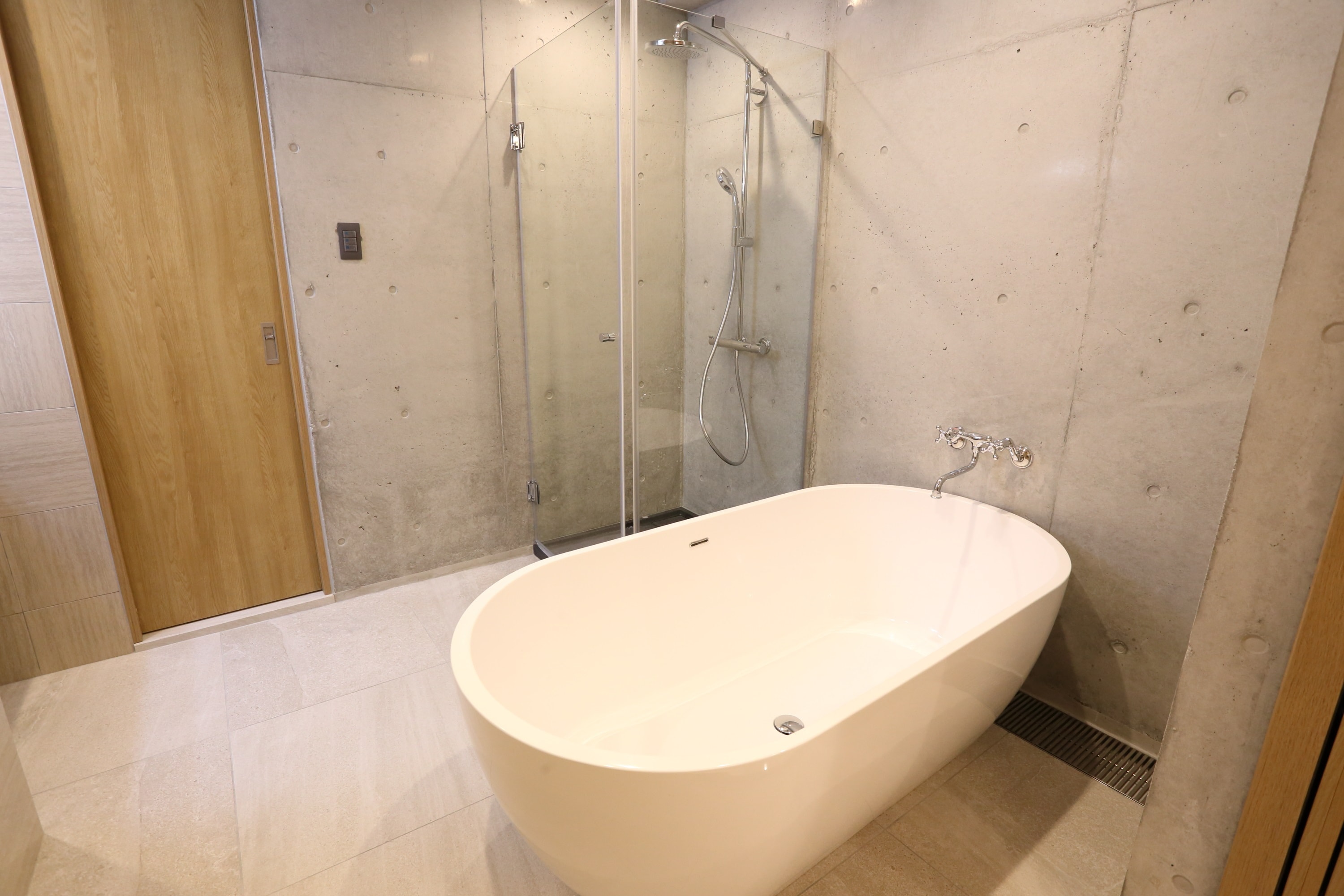 Bathroom (bed side)