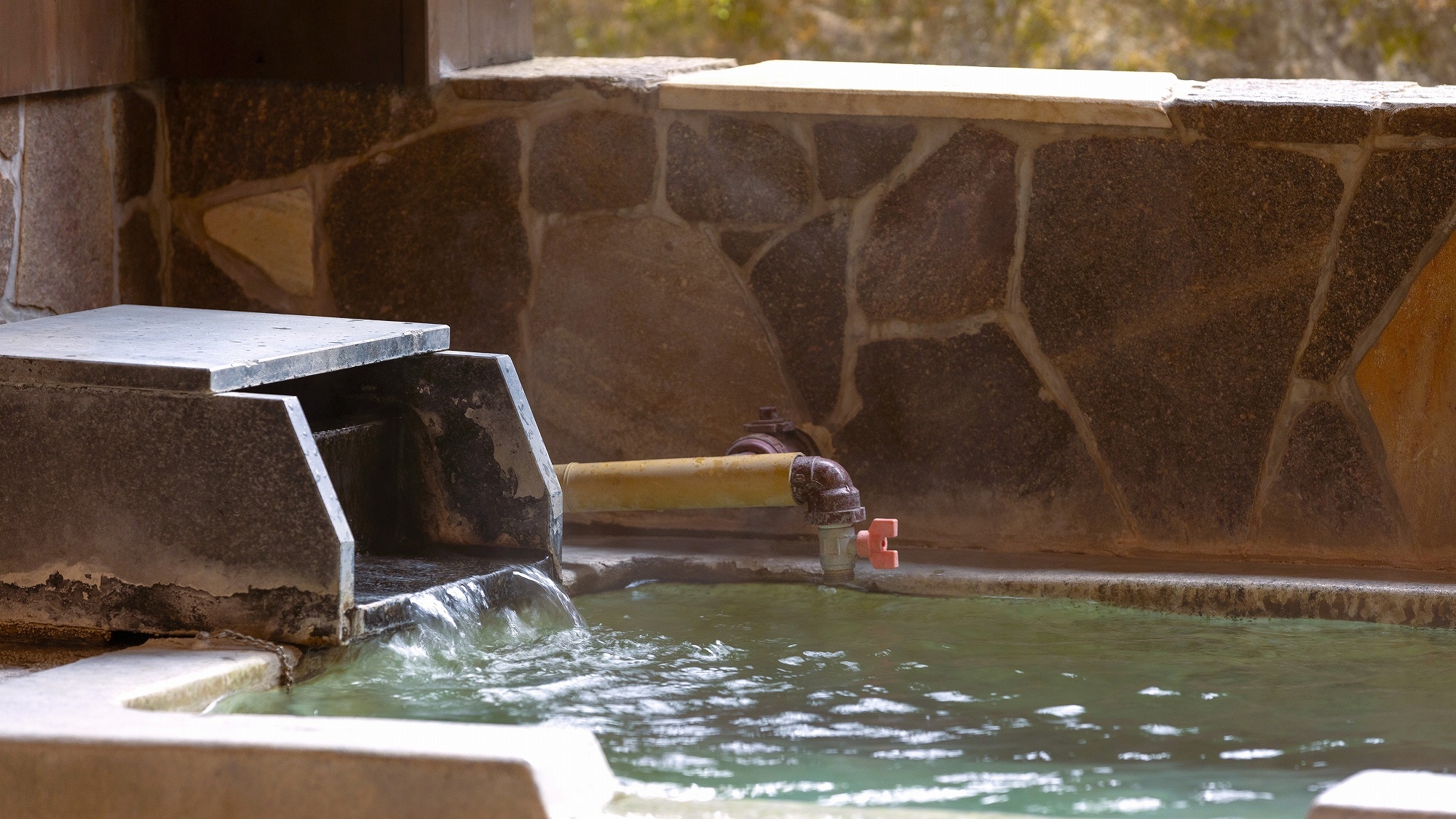 You can fully enjoy the hot spring water flowing straight from the source.