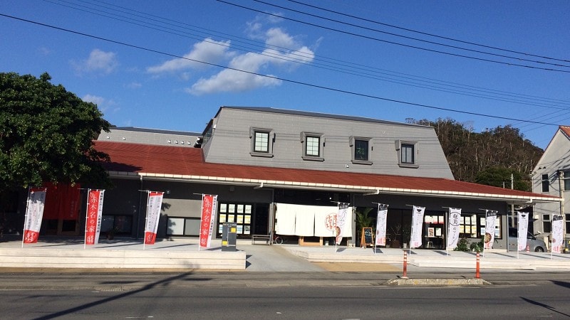 ภายนอก "โรงแรมเด็นปากุ อาคากินะ" สิ่งอำนวยความสะดวกที่ครบครันทั้งร้านอาหาร ร้านค้า ฯลฯ