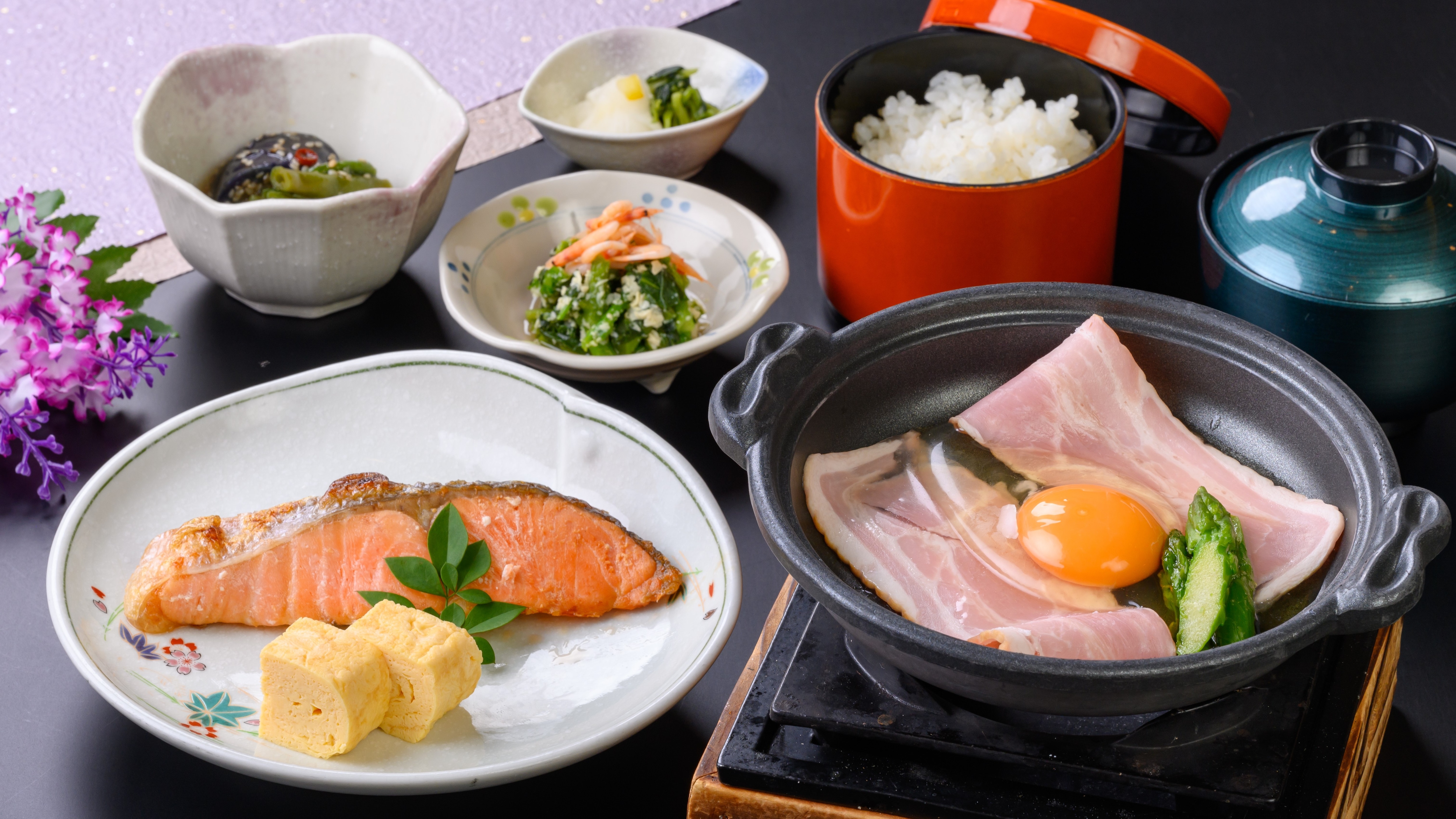 [Breakfast] Daily ceramic plate Japanese meal ◆ Bacon and eggs