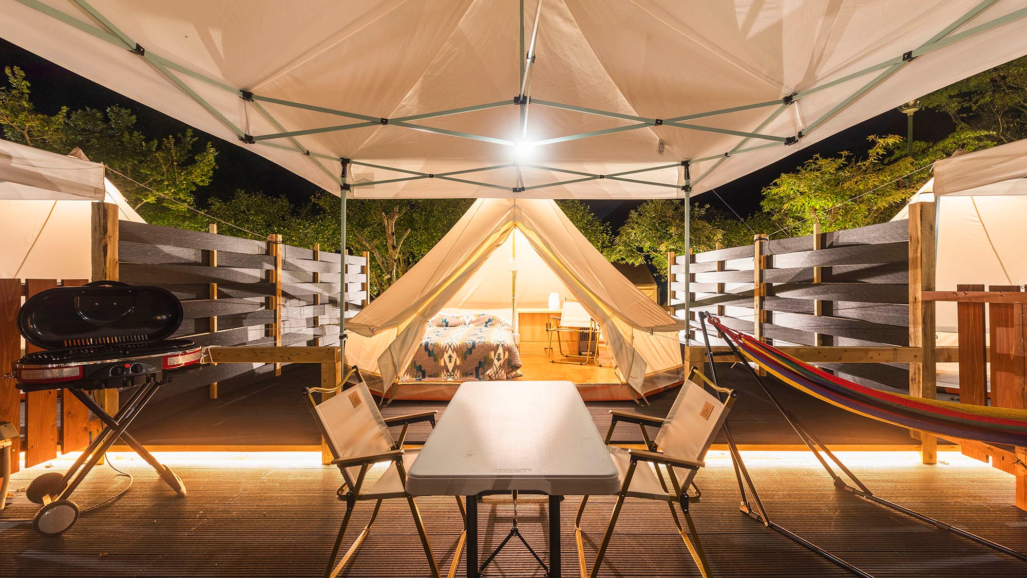 [Tenda katun] Teras BBQ dengan terpal. Menyenangkan juga menghabiskan waktu di teras yang terang sebelum tidur.