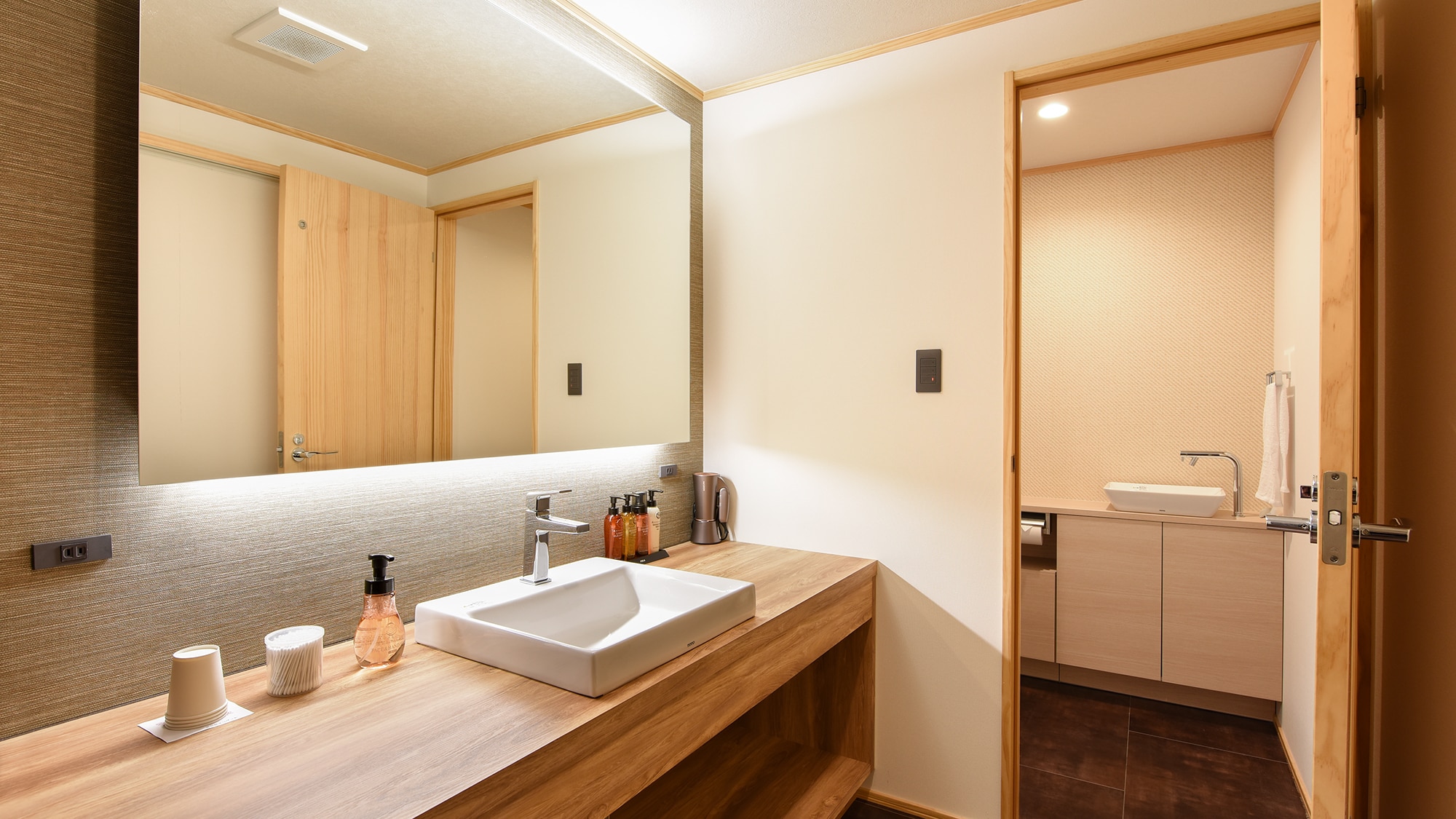 [浴室] 寬敞的浴室讓您舒適地準備。