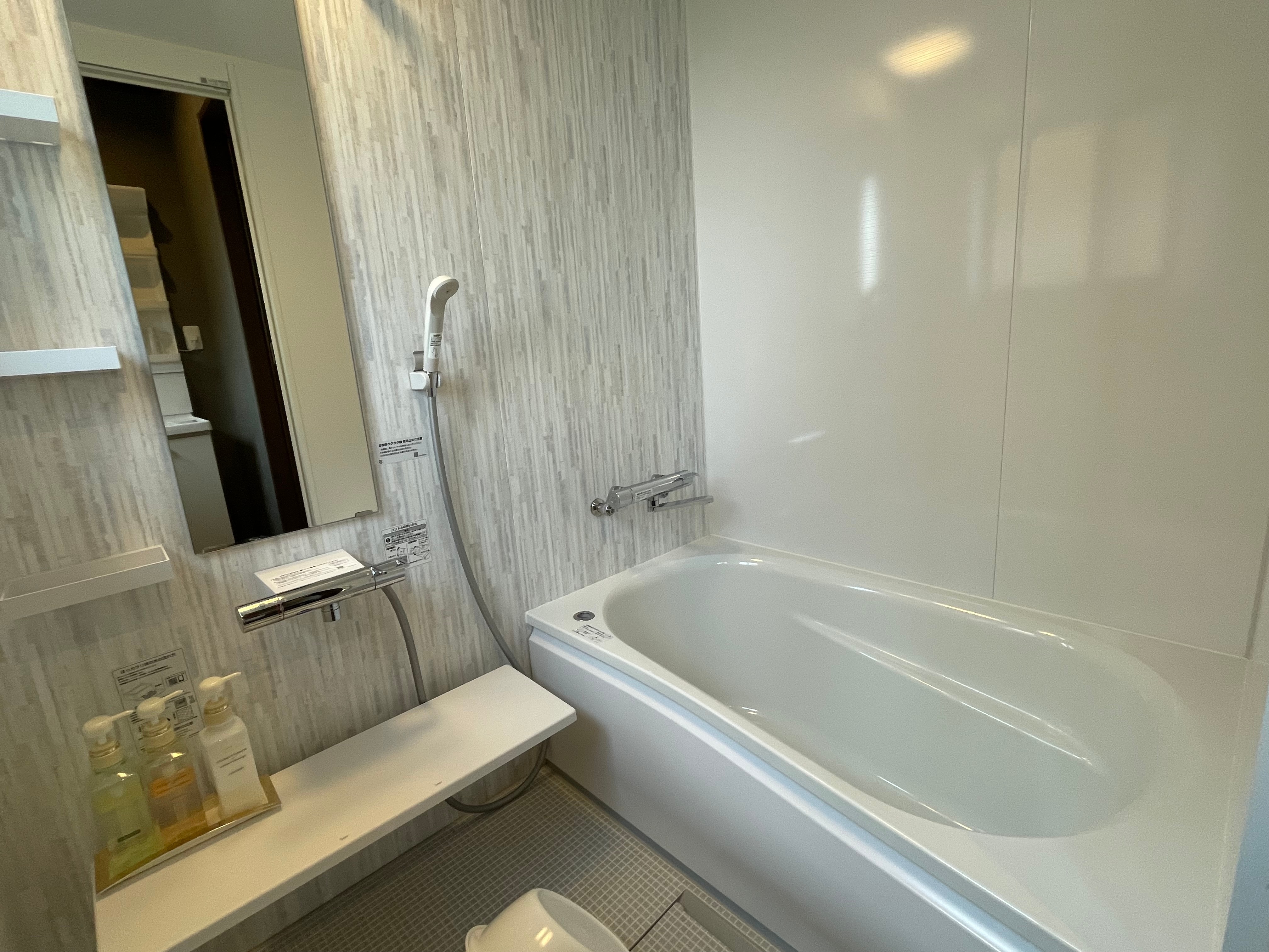[Ruang Persik] Kamar Mandi (Terpisah) Ada juga pemandian dalam ruangan yang kompak