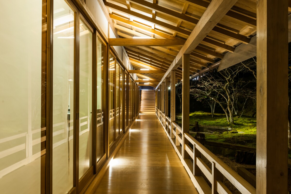 [Corridor in the hall at night]