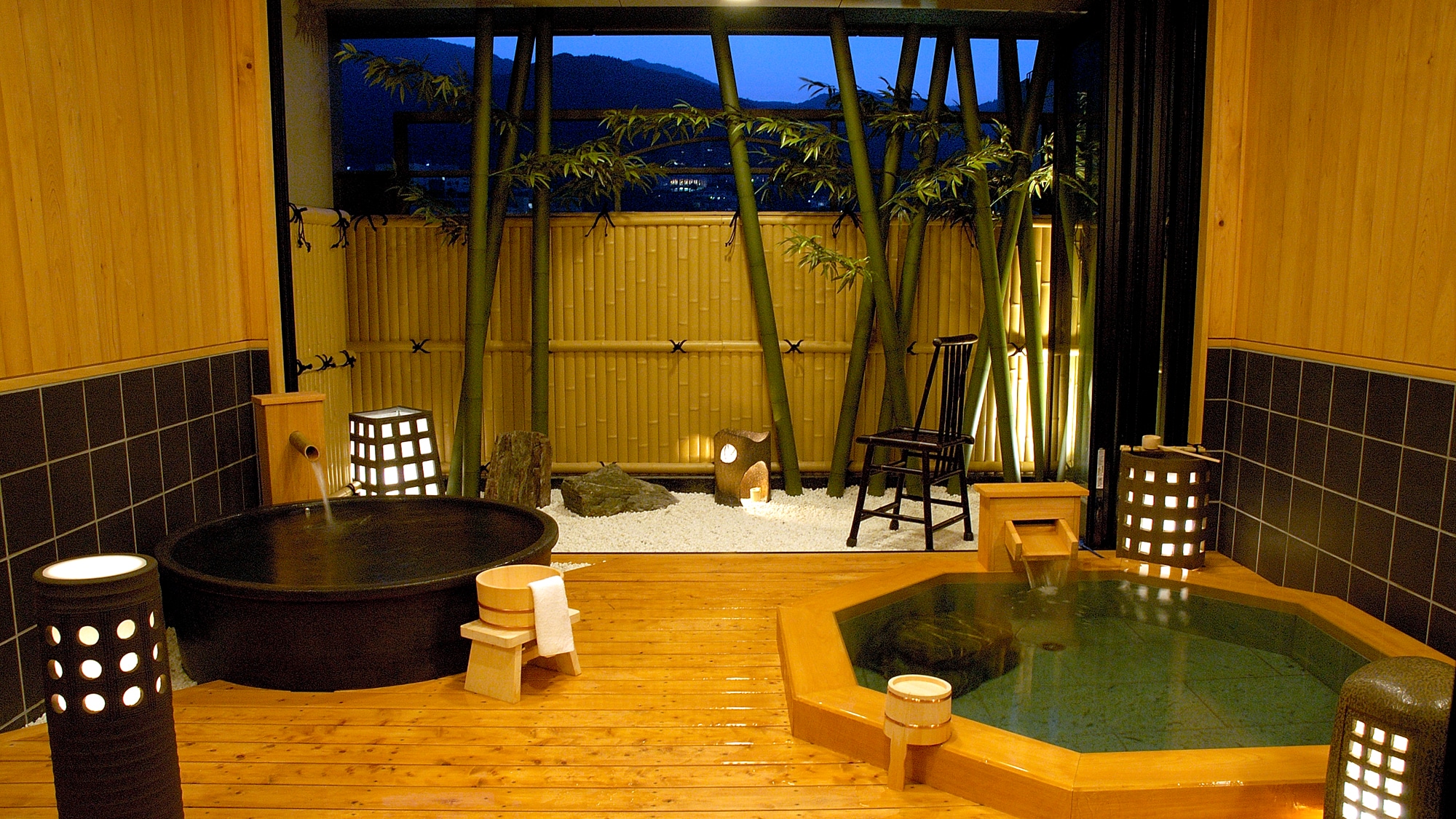 ◆ The private open-air bath has two bathtubs, a cypress and a pottery. You can enjoy it with your family