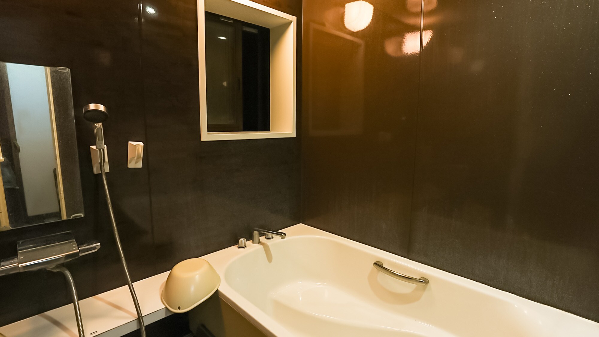 ・Kamar mandi bersama/dengan bak mandi dalam. Silakan bersantai dan obati kepenatan perjalanan Anda.