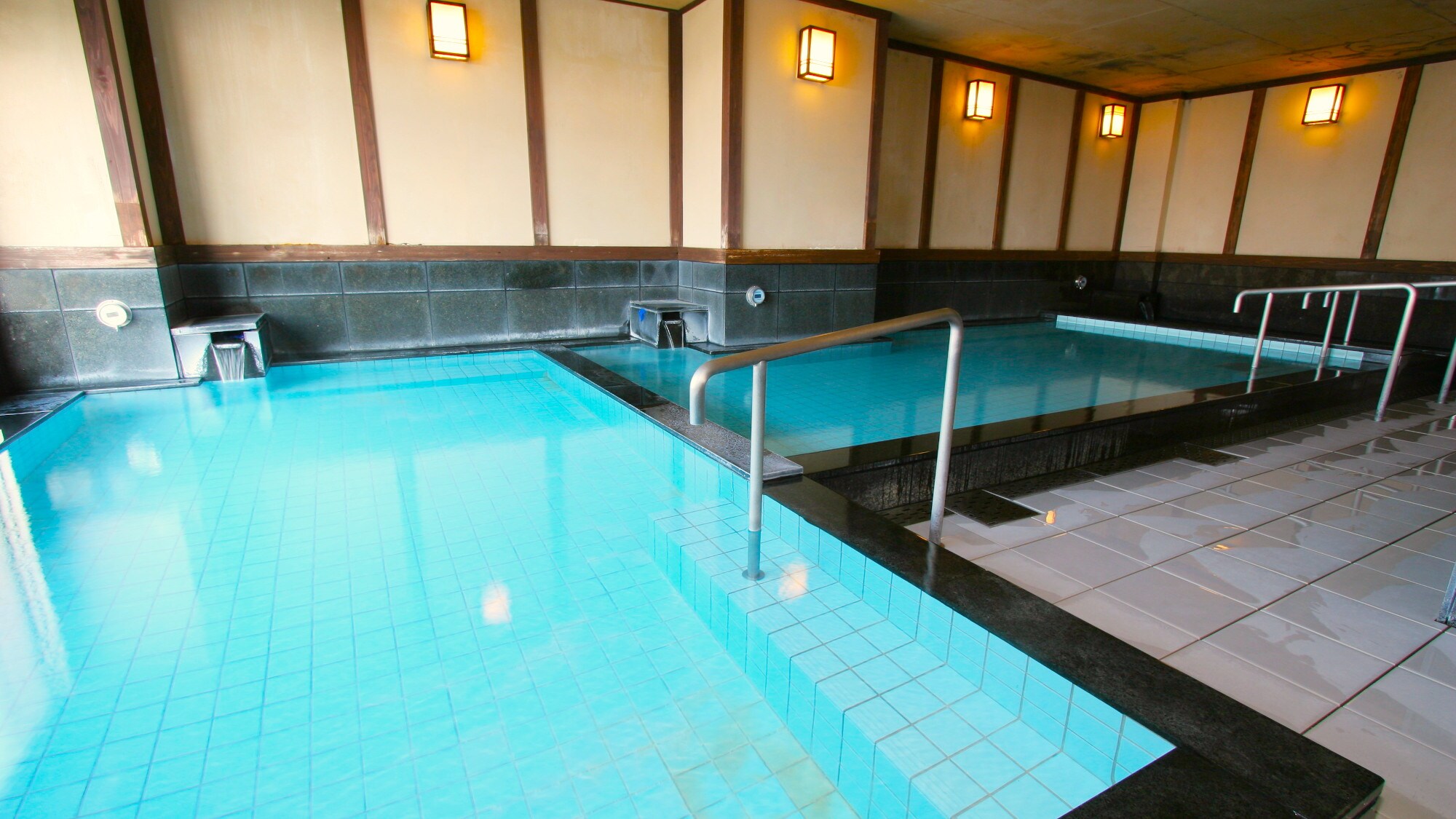 [Large public bath] Our natural hot spring has a pH value of 10, which is rare even across Japan.