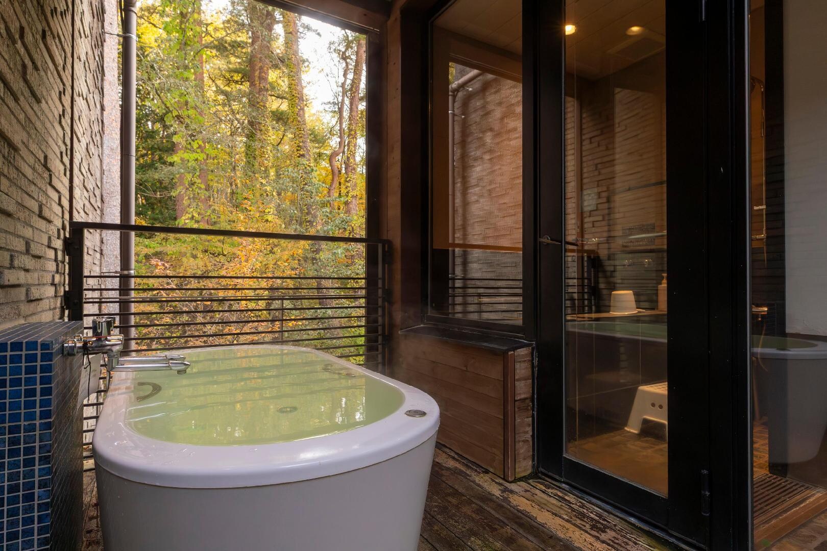 [Deluxe Room M (74 sq m / Maisonette with dog run / Occupancy 2-4 people / 1st-2nd floor)] Open-air bath on the 2nd floor terrace