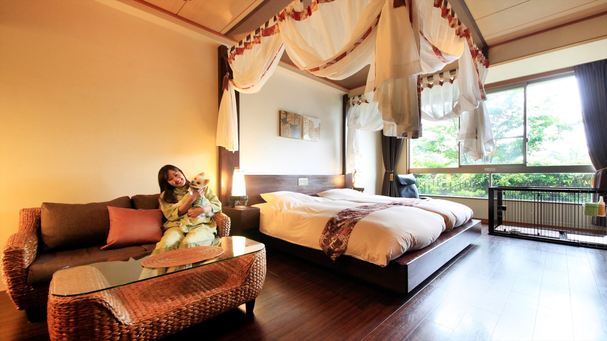 [Bali-style Western-style room with canopy] We aim to create a space where your dog can relax.