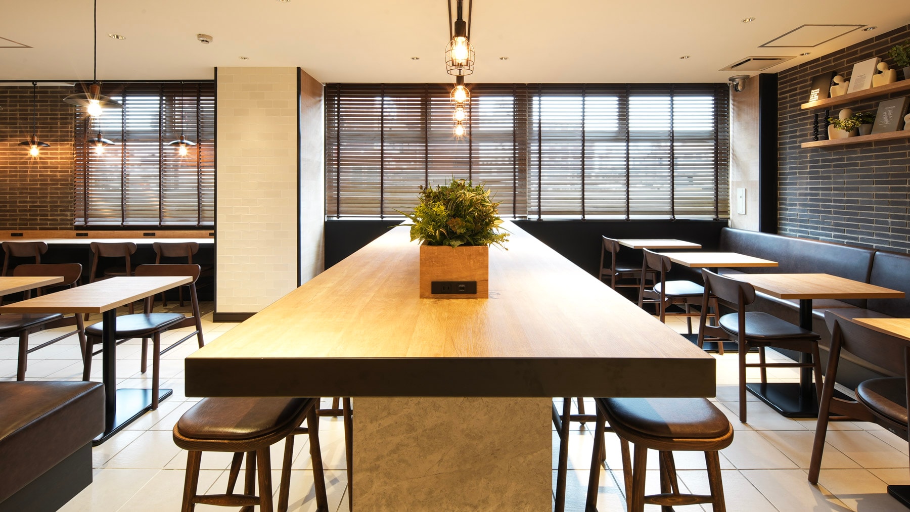 Enjoy a delicious meal in the Lohas Lounge surrounded by morning sunshine