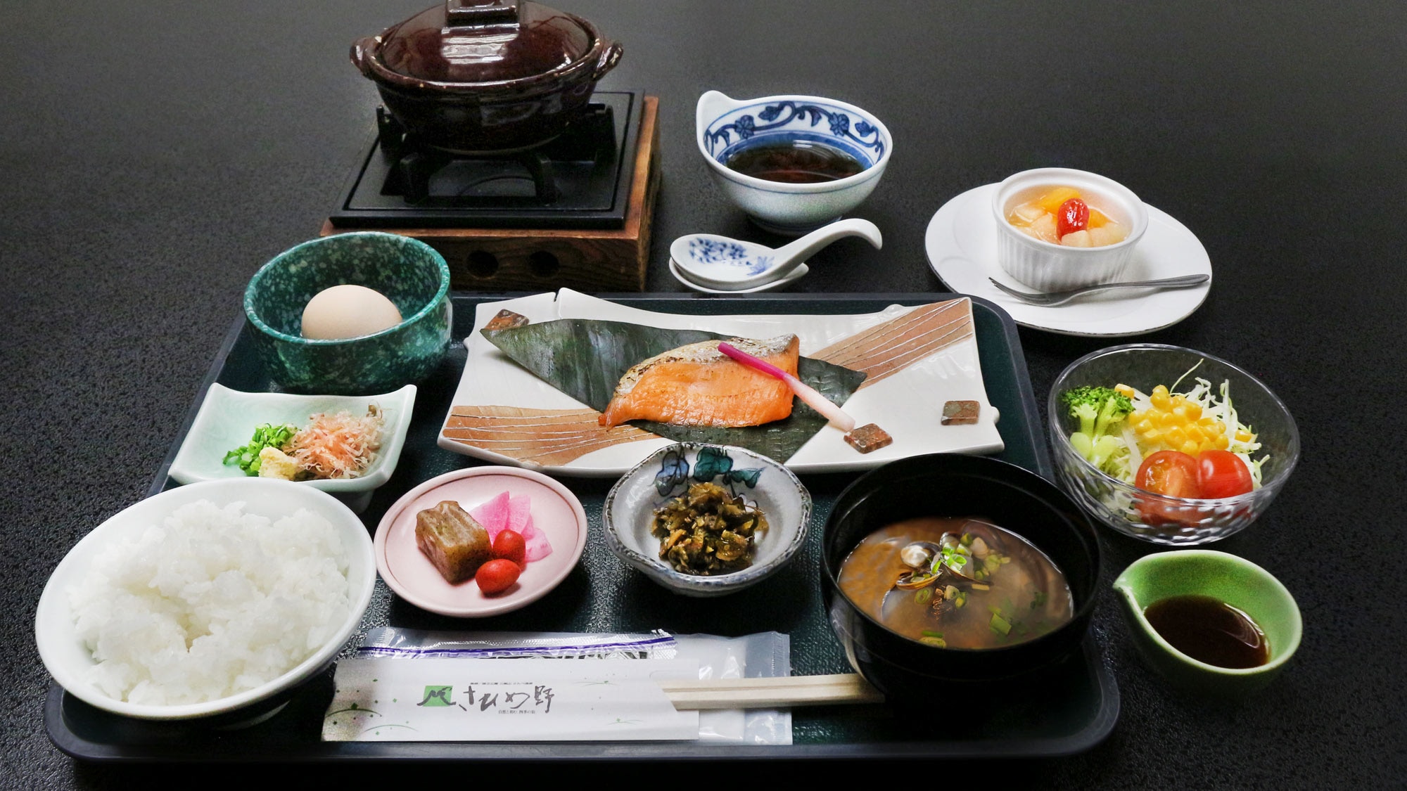 采用当地食材的日式套餐早餐