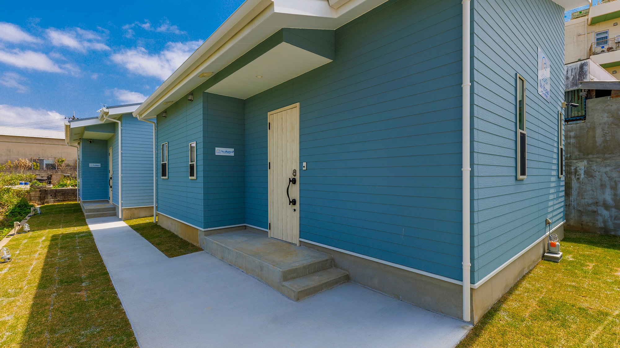 La Ohana exterior 3. There are two houses in the front and back. You can stay next door to your close friends and their spouses.