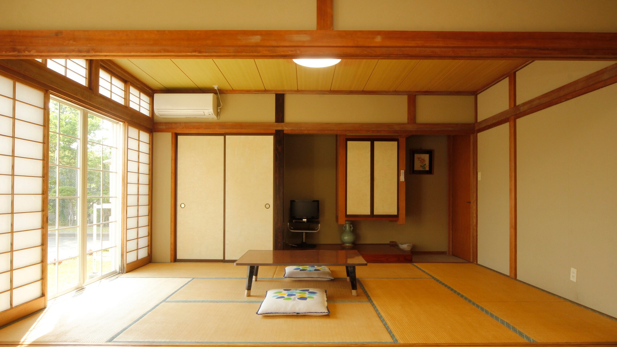 [Two spacious and relaxing Japanese-style rooms]