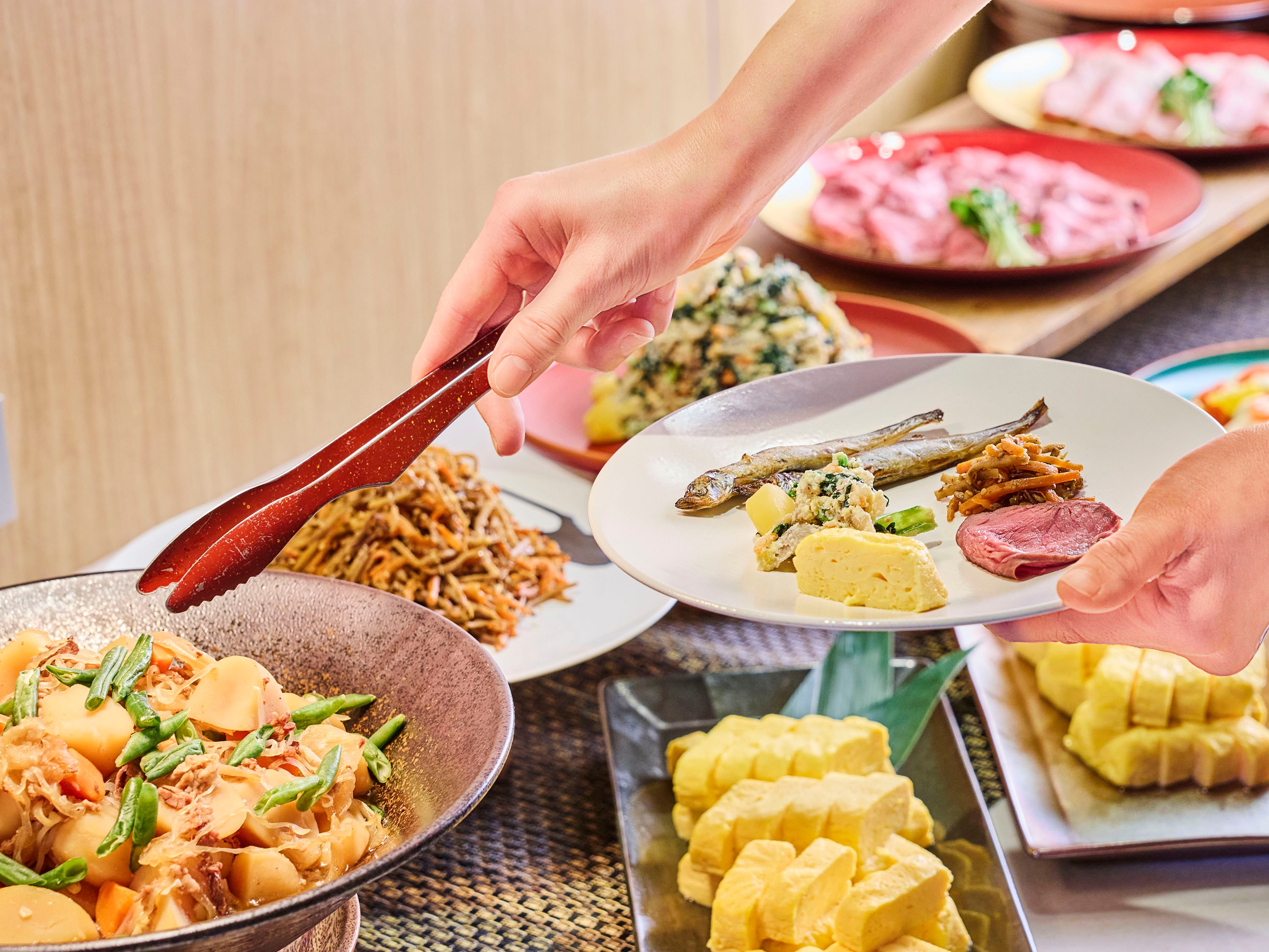 Buffet Sarapan | Nikmati sarapan lezat untuk memulai hari Anda dengan beragam pilihan sekitar 50 hidangan.