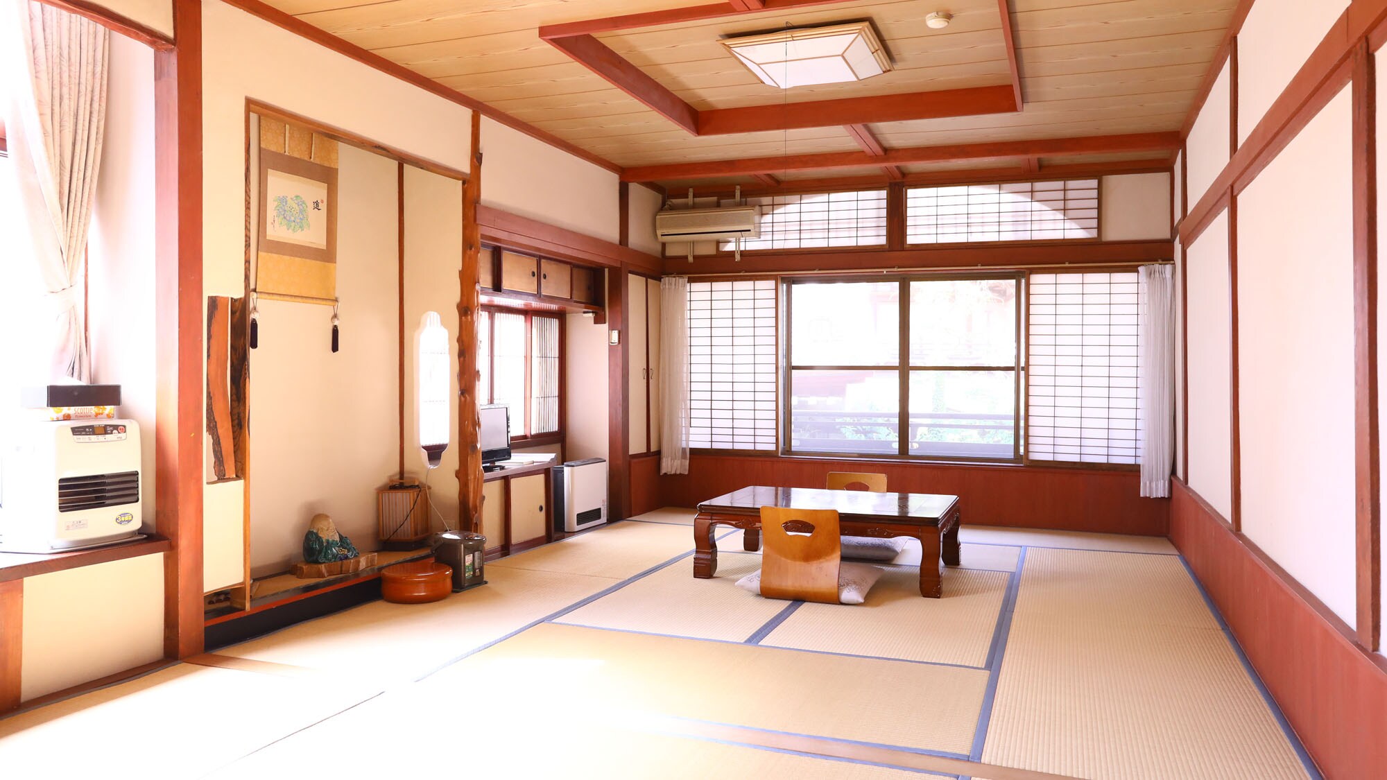 [Japanese-style room 18 tatami mats] For a large number of trips
