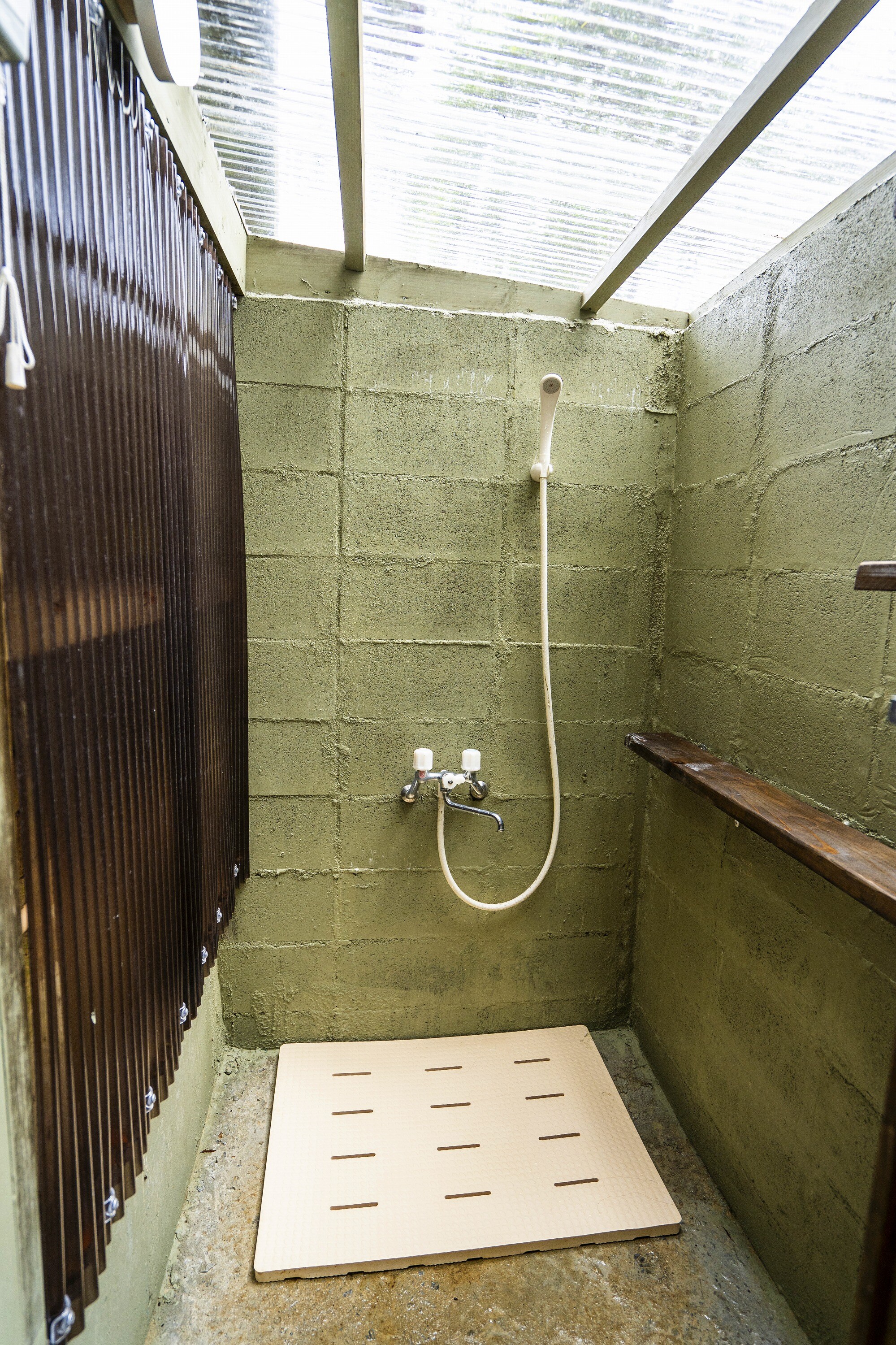 Bungalow-sized shower room