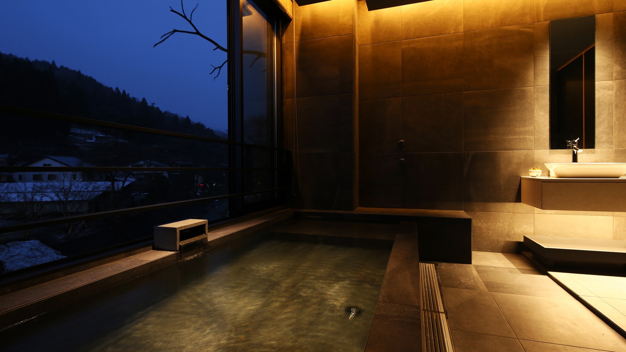 ห้องคาวามิ สวีท ญี่ปุ่น โมเดิร์น พร้อมอ่างน้ำพุร้อนกึ่งเปิดโล่ง [87 ตร.ม.]
