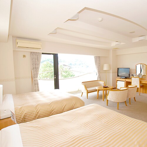 Barrier-free room (4 beds) Double bed x 3 Single bed x 1 Living room included ♪ Wi-Fi available