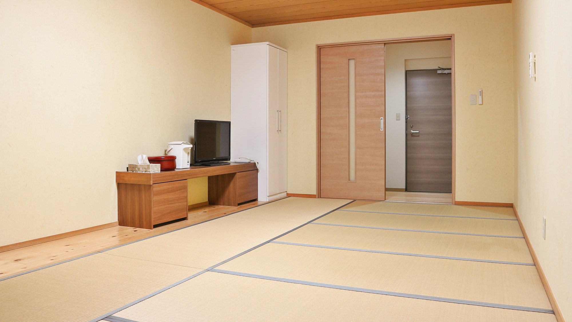 * [Example of guest room] Japanese-style room 12.5 tatami mats renewed in 2013