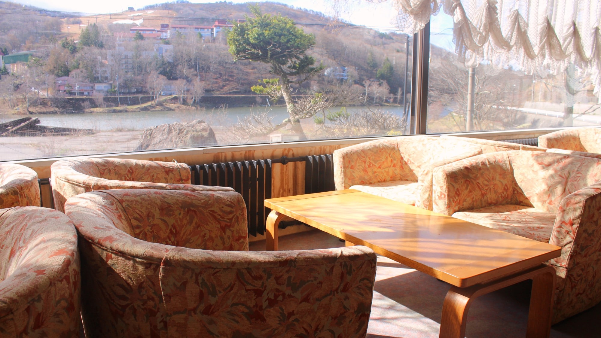 *Tea Room/Relax yourself after your trip. Enjoy a relaxing time with a view of Lake Shirakaba.