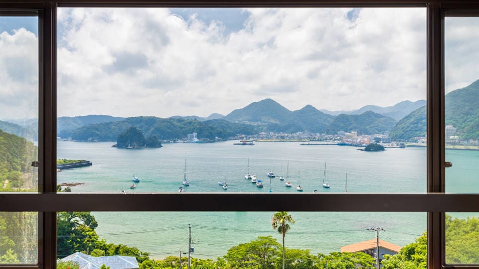 Beristirahat dari musim hujan - Melihat ke bawah Teluk Shimoda dari kamar tamu...