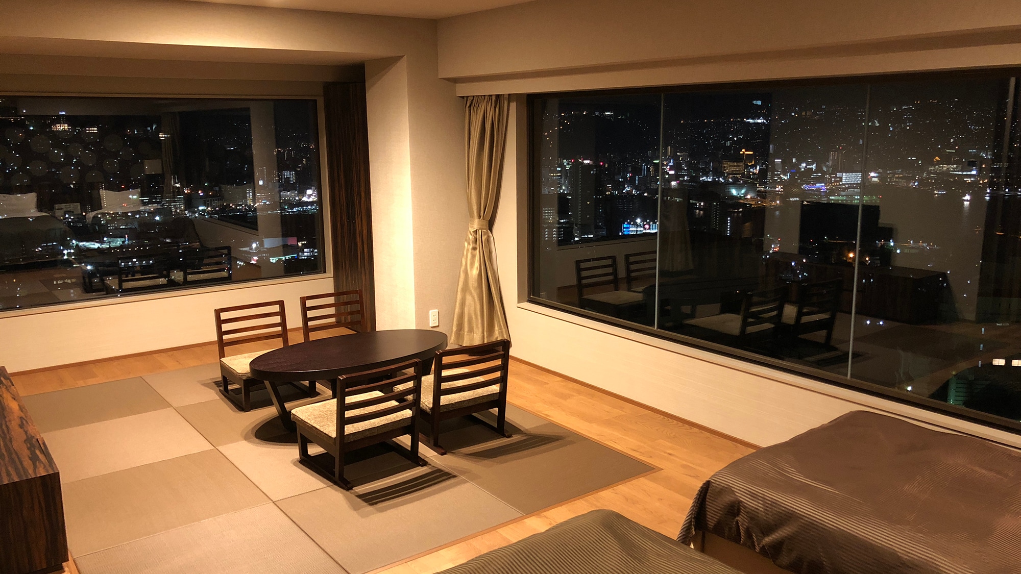 [Main building Japanese-Western style room with a grand view] A large corner Japanese-Western style room of 36 square meters in pursuit of modernity.
